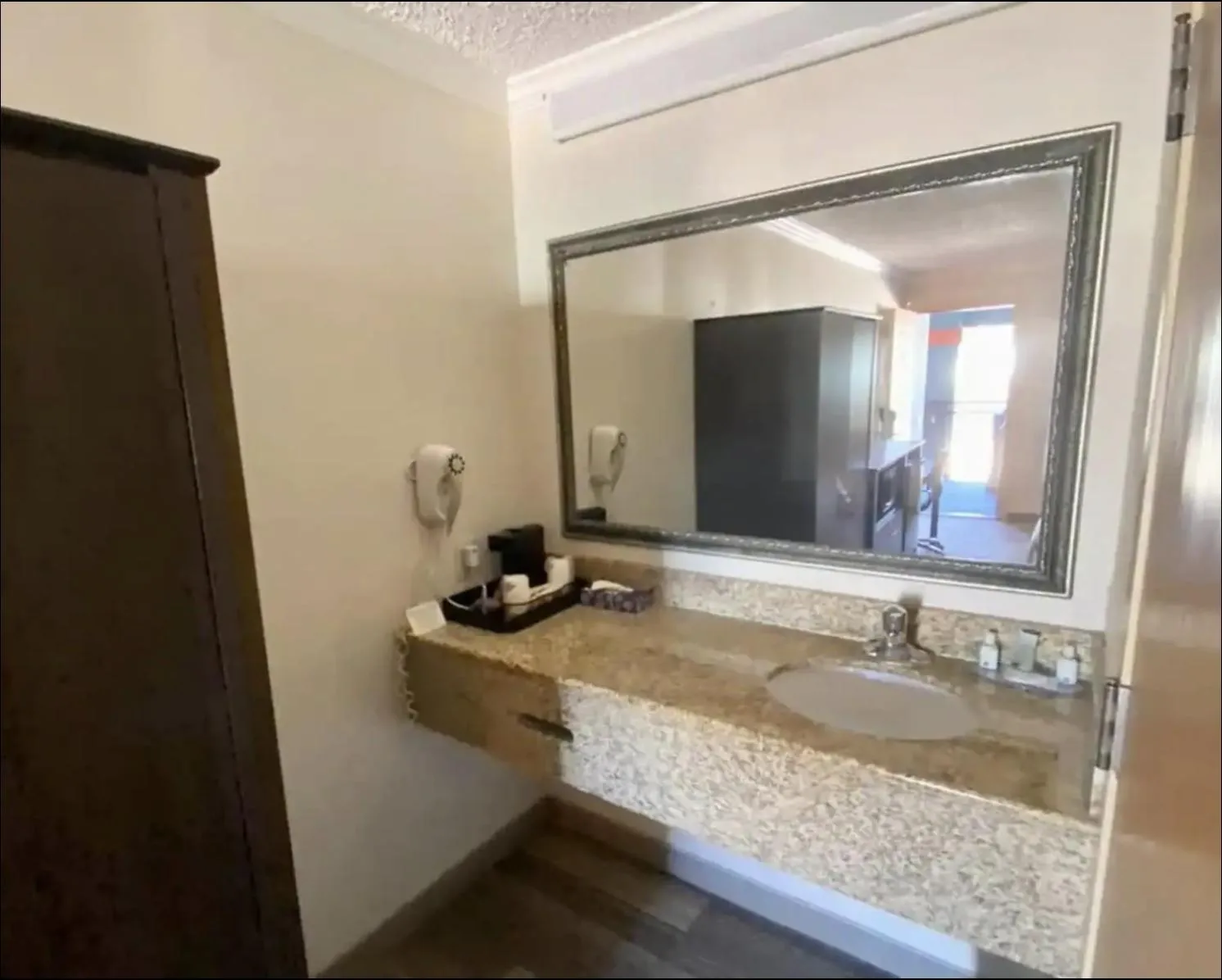 Hibiscus Inn & Suites