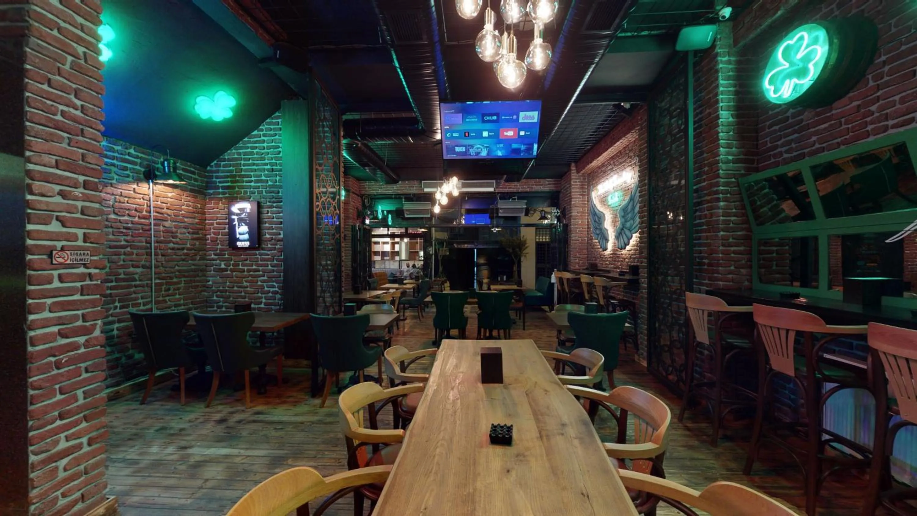 Restaurant/places to eat in The Wolf Hotel