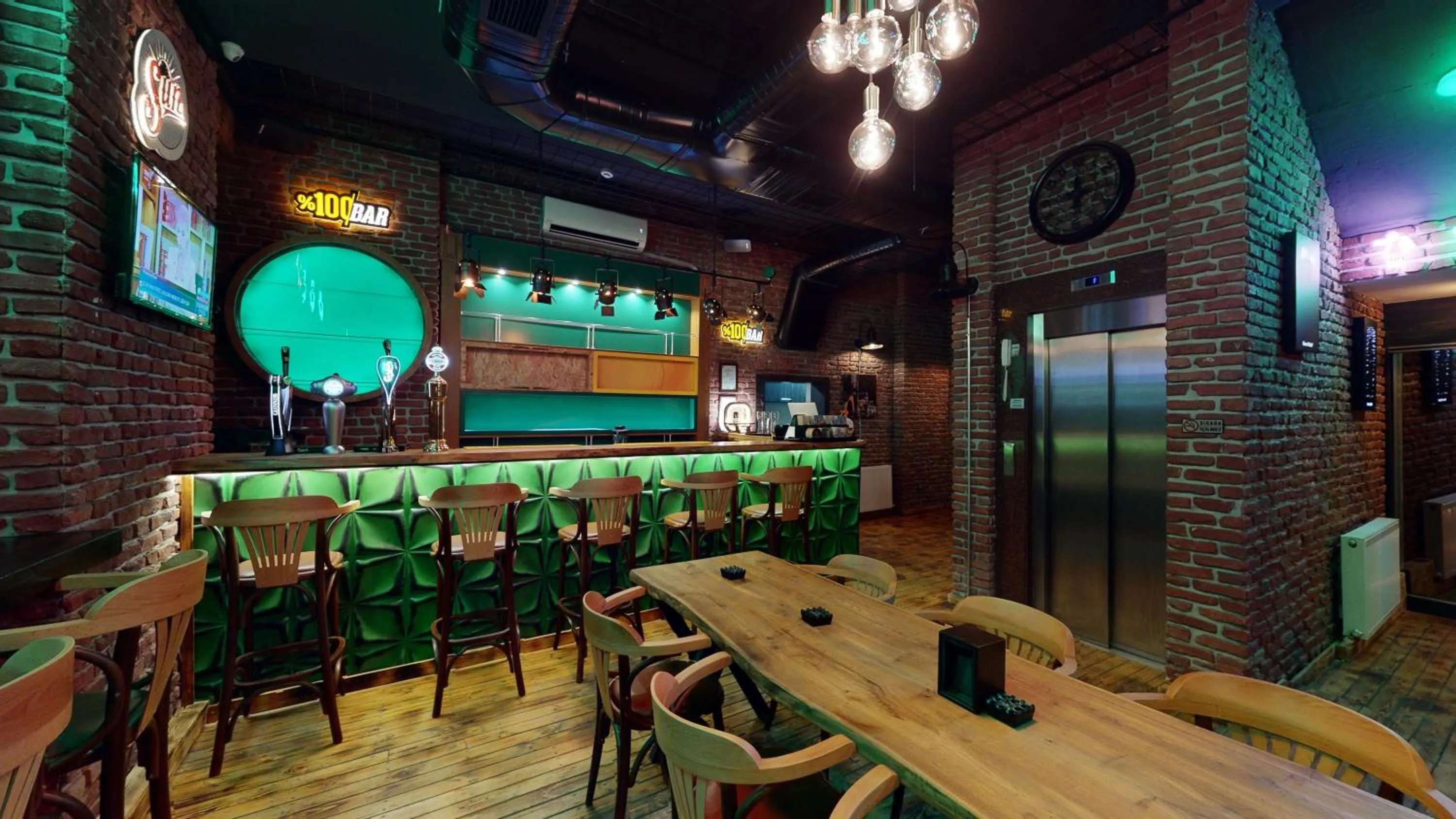 Lounge or bar in The Wolf Hotel