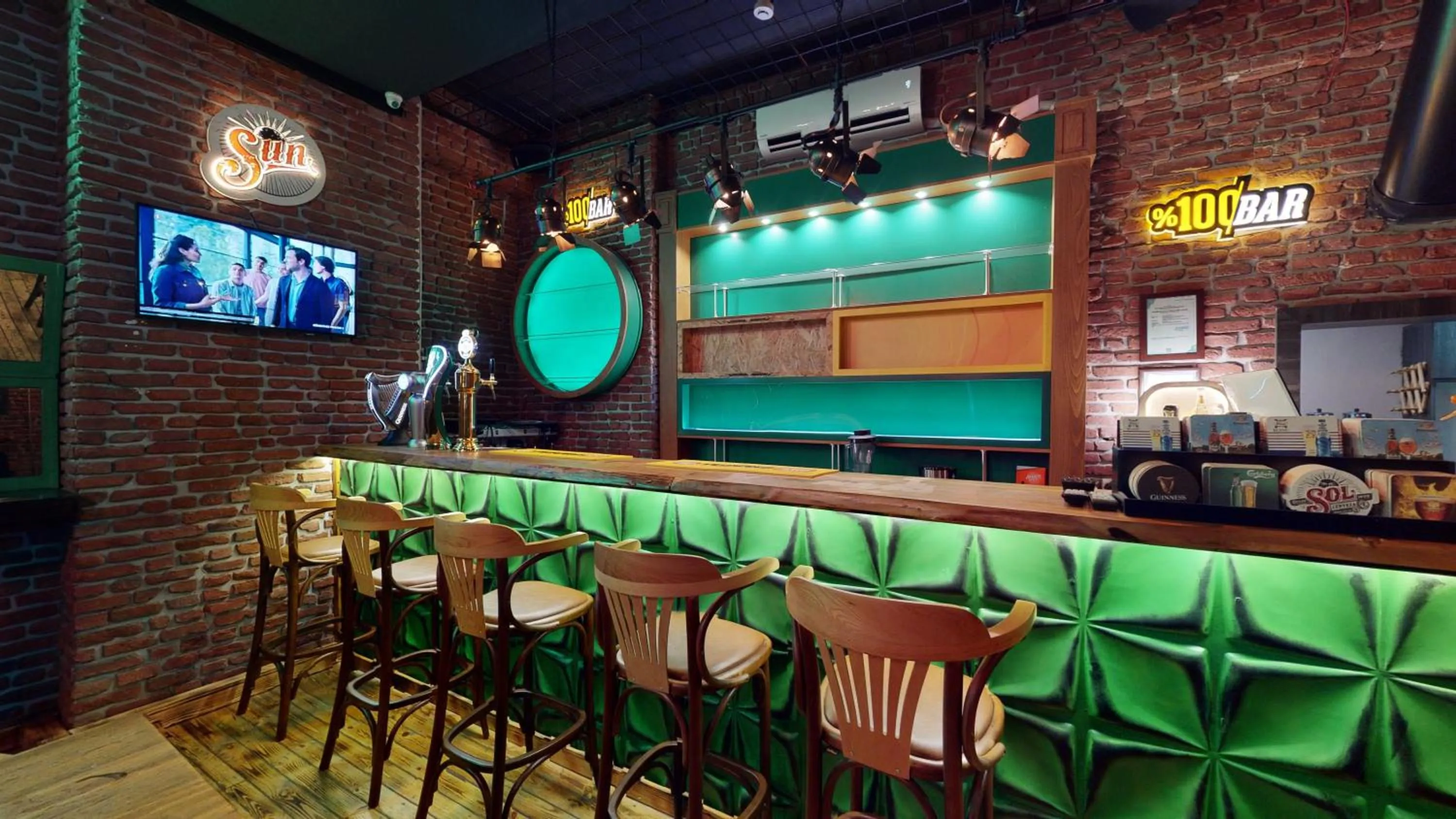 Restaurant/places to eat in The Wolf Hotel