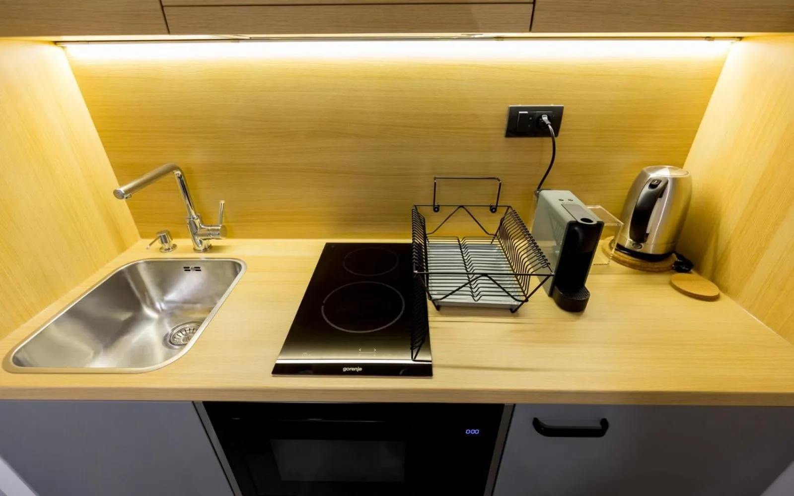 Coffee/tea facilities in Teanna Lux Apartments