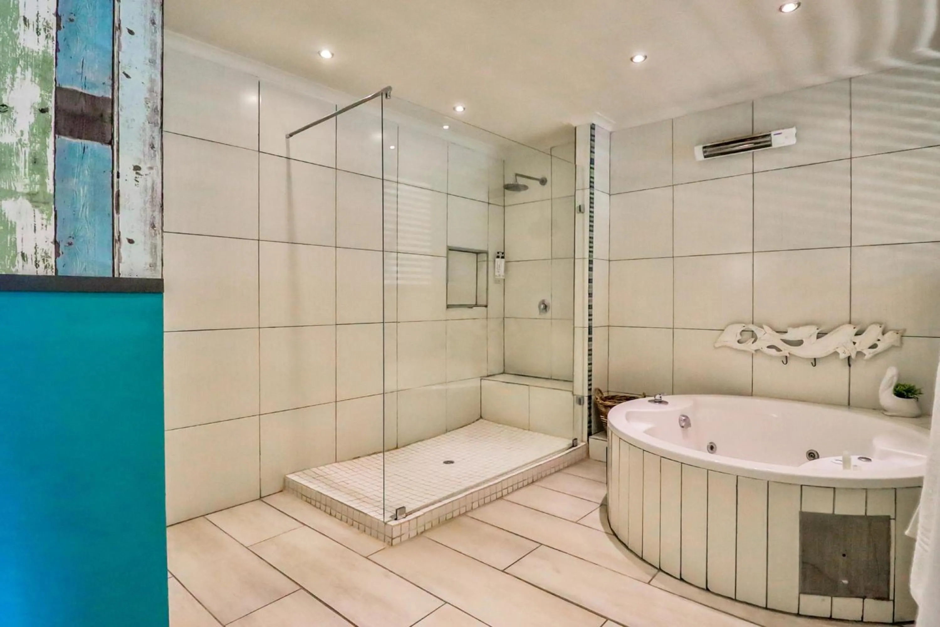 Shower in Club Cocomo