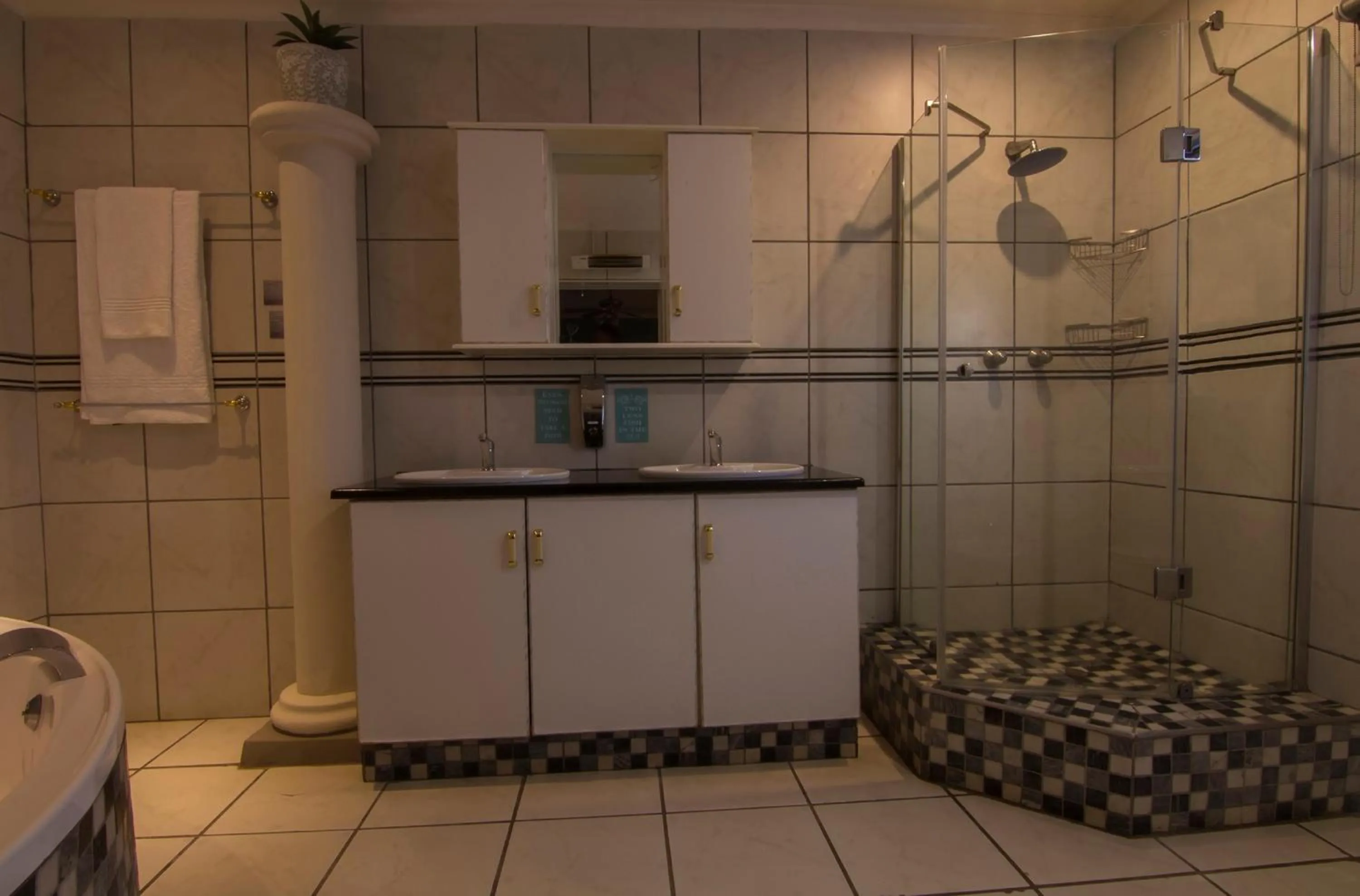 Shower in Club Cocomo