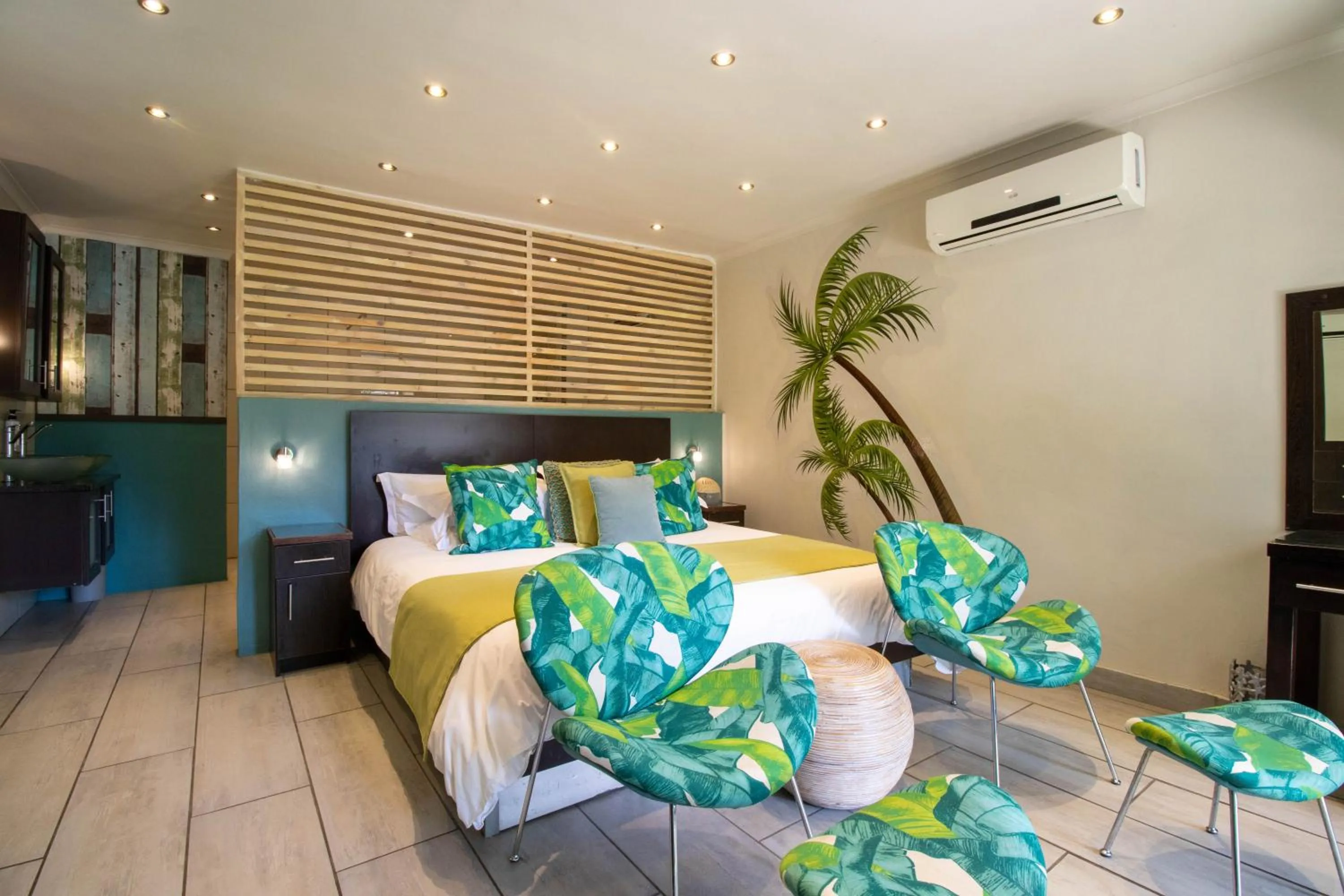 Shower, Bed in Club Cocomo