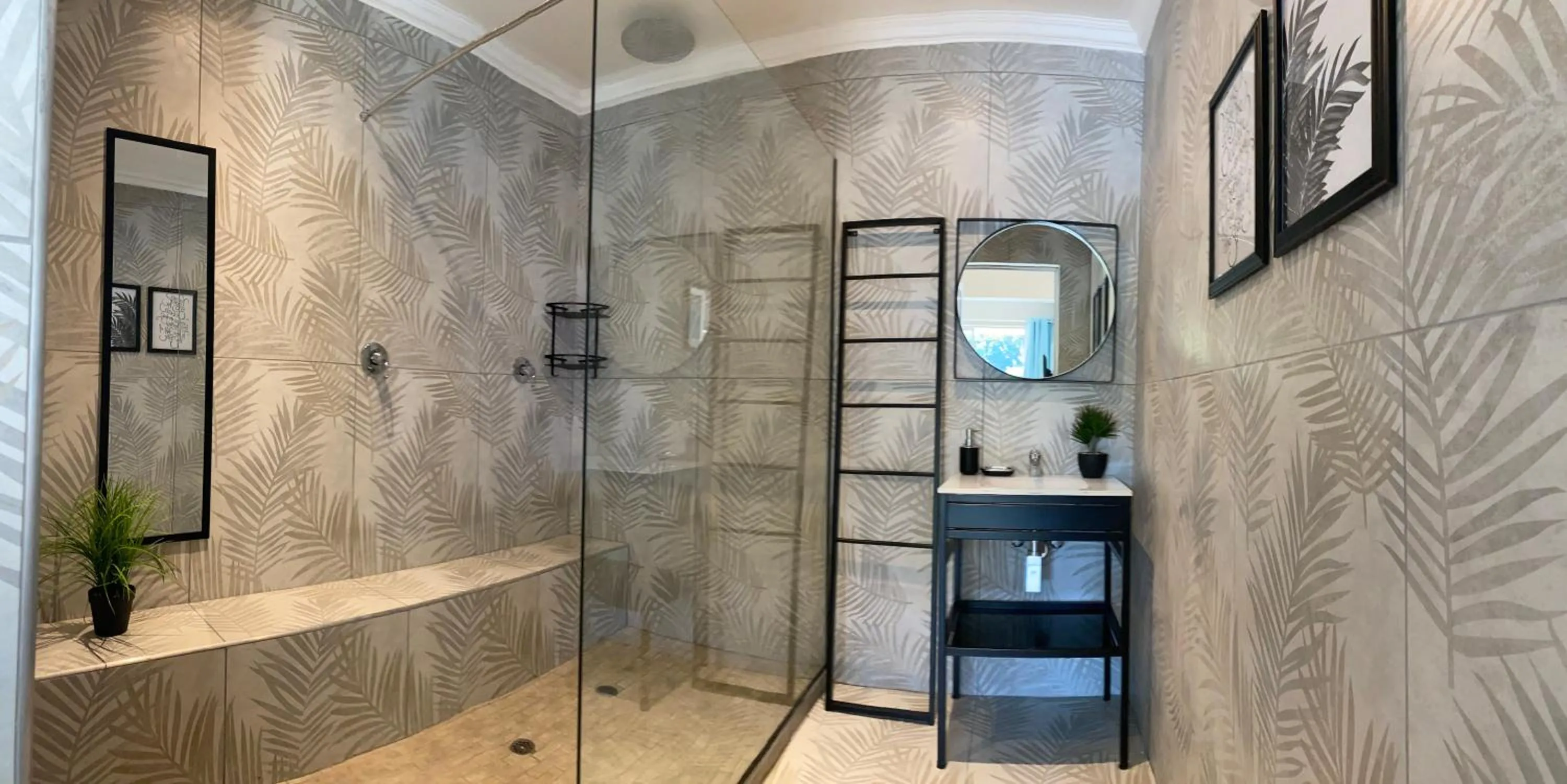 Shower in Club Cocomo