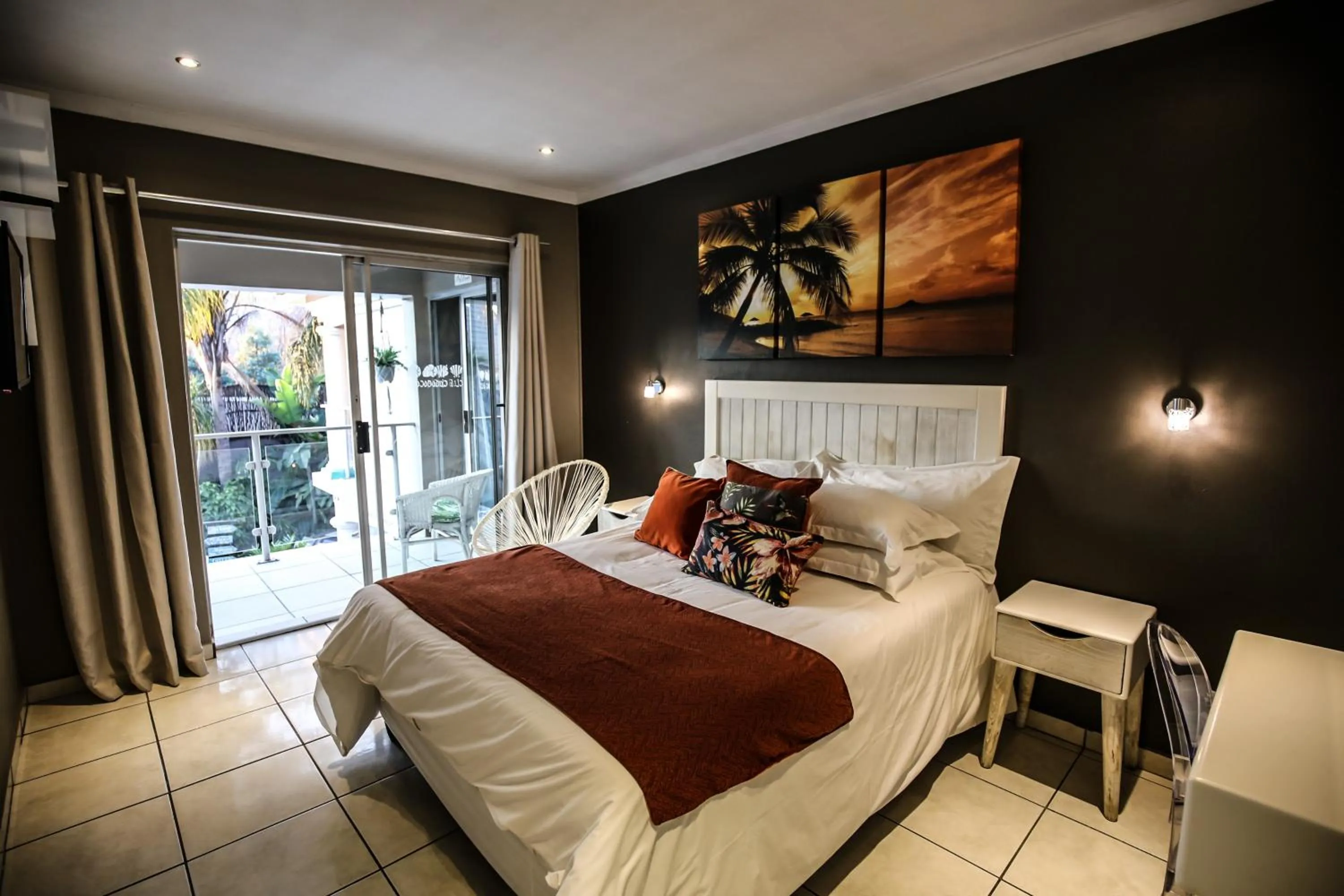 Shower, Bed in Club Cocomo