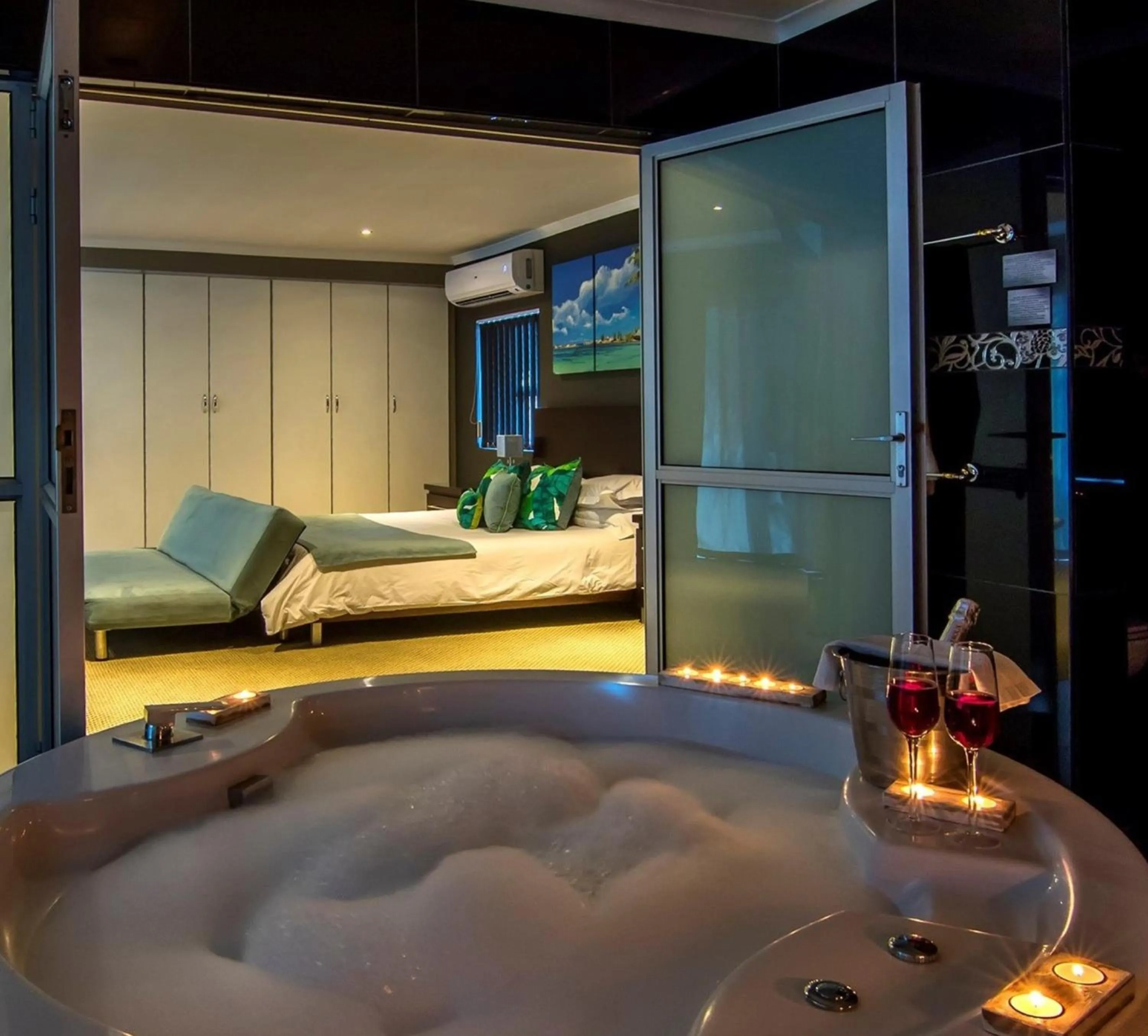 Shower, Bed in Club Cocomo