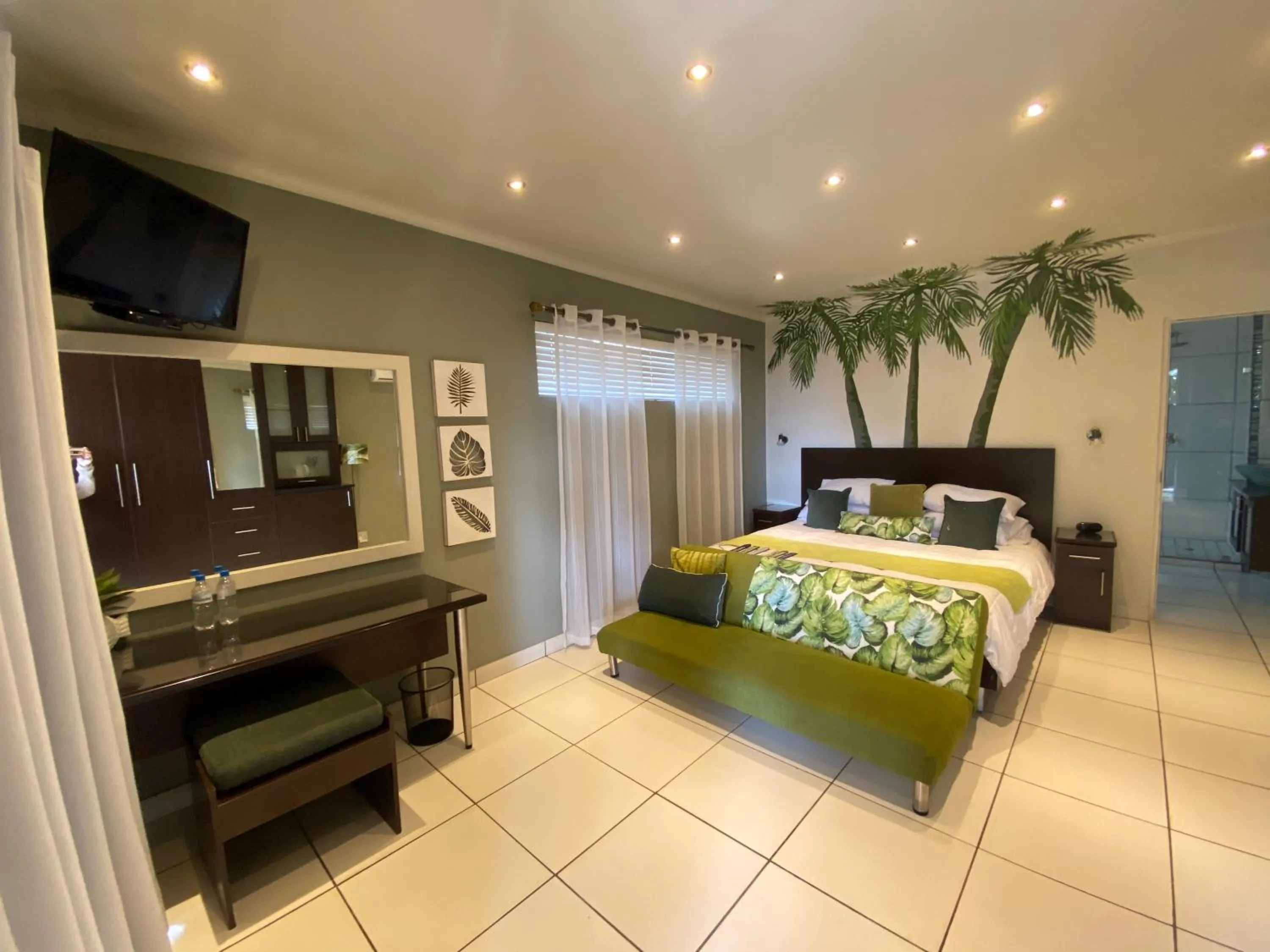 Shower, Bed in Club Cocomo