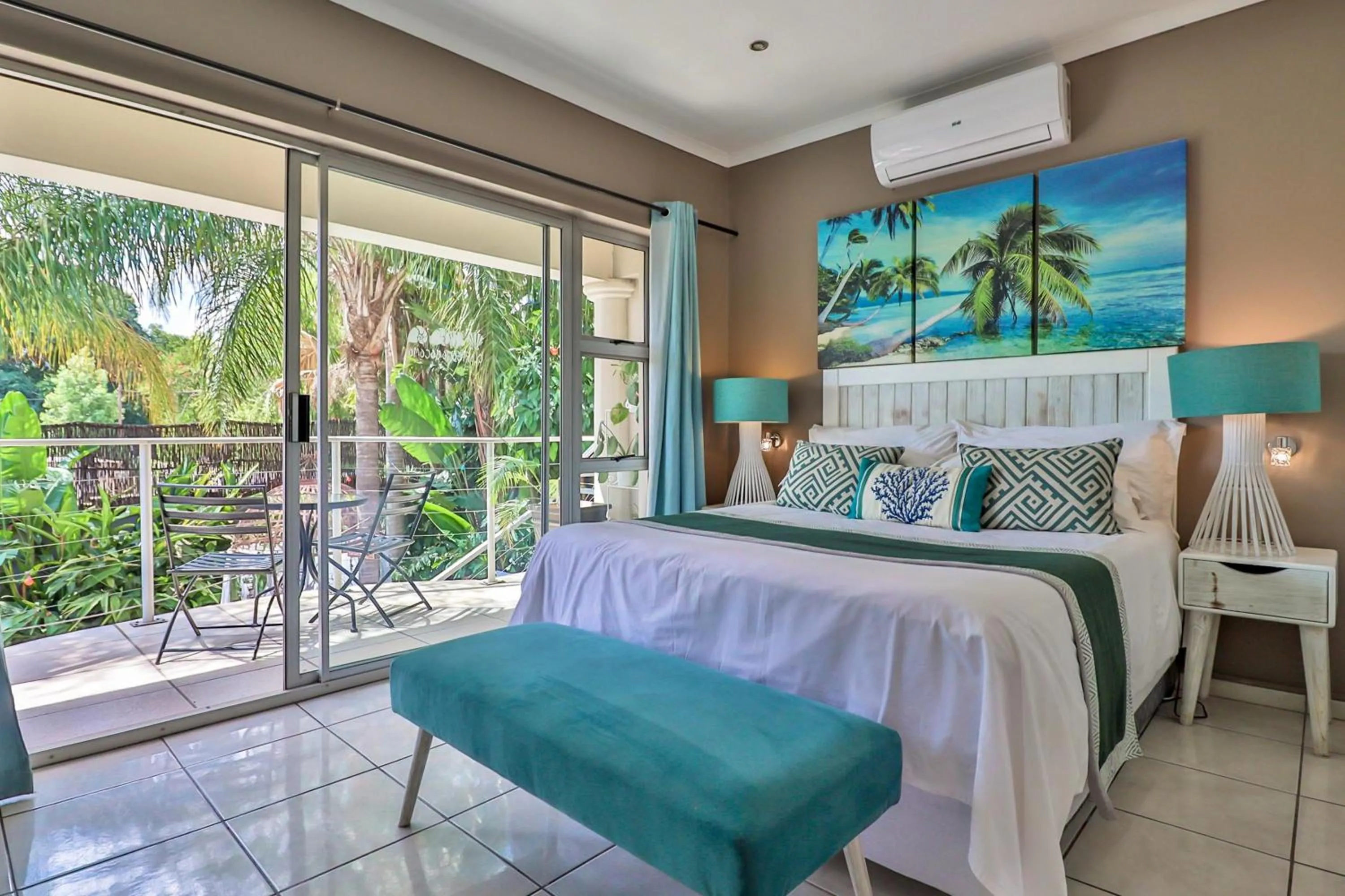 Shower, Bed in Club Cocomo