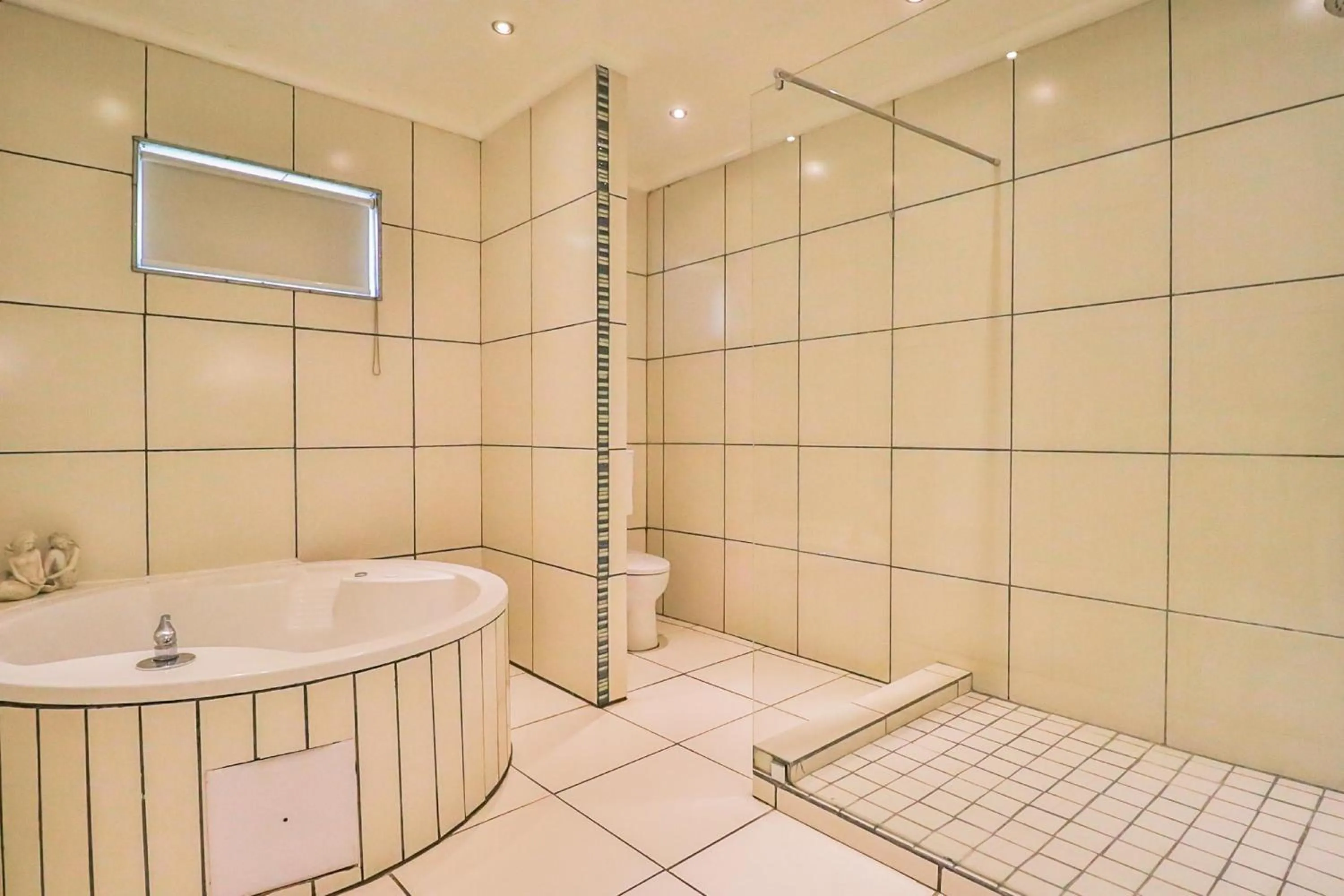 Shower in Club Cocomo