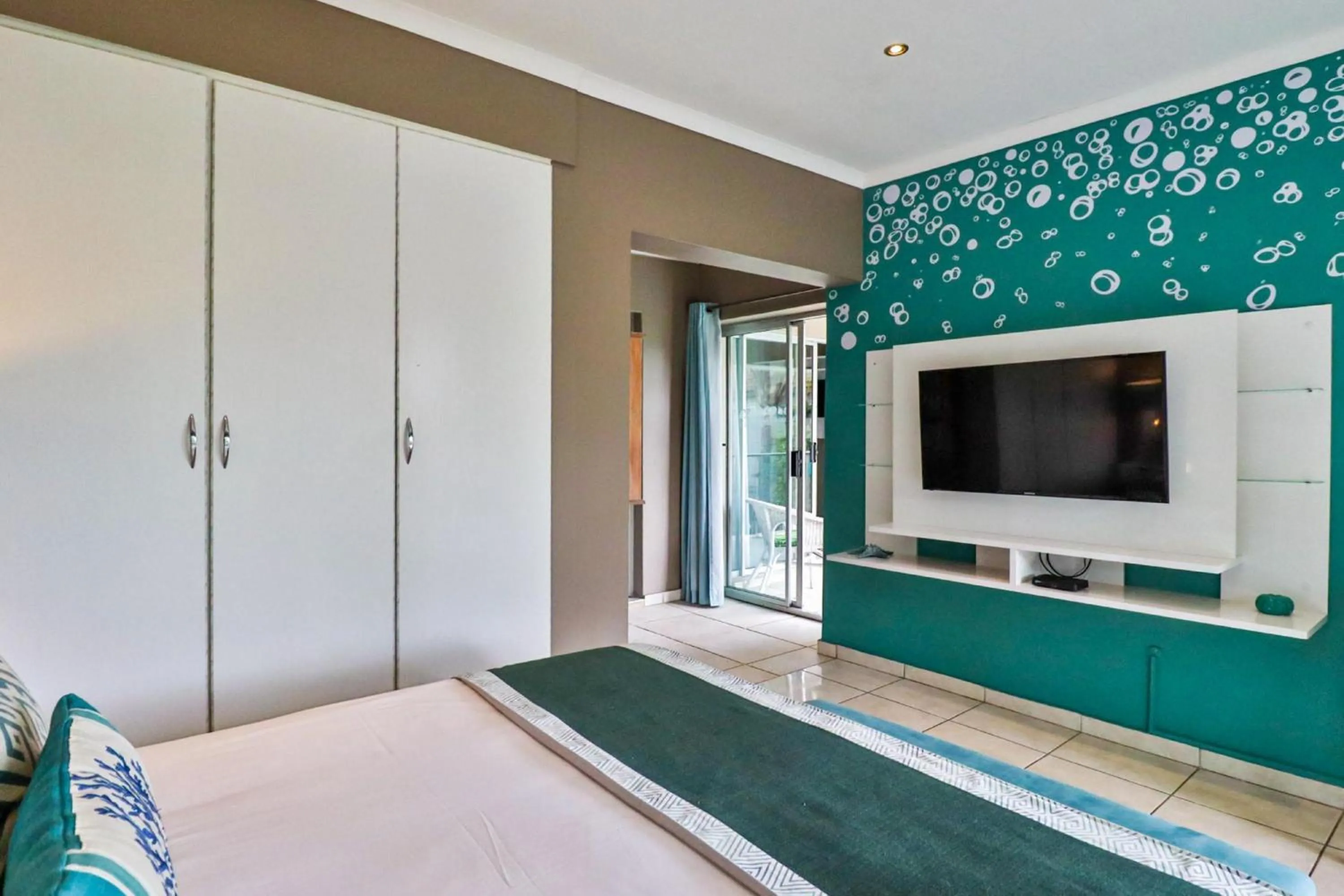 Shower, Bed in Club Cocomo