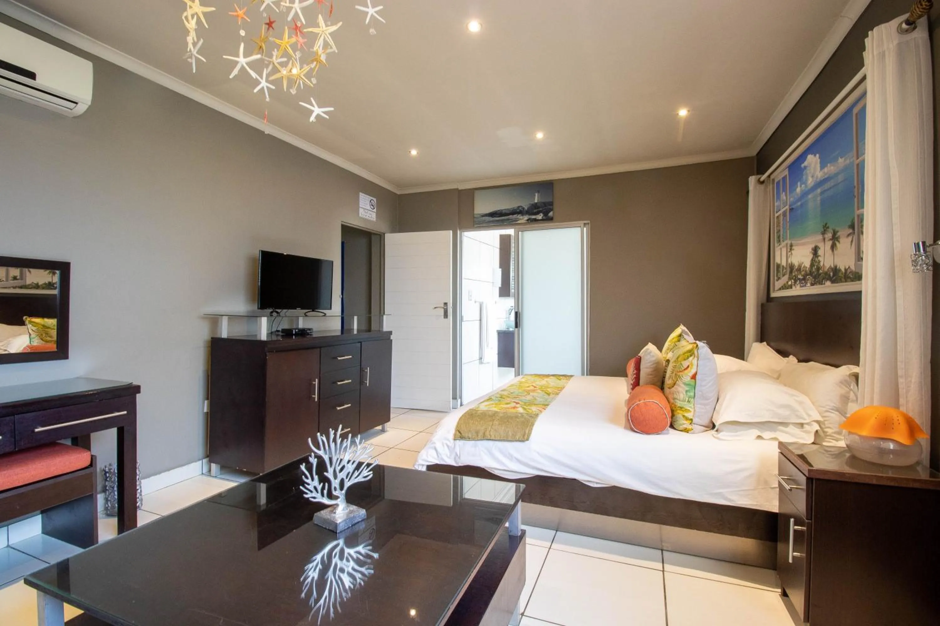 Shower, Bed in Club Cocomo