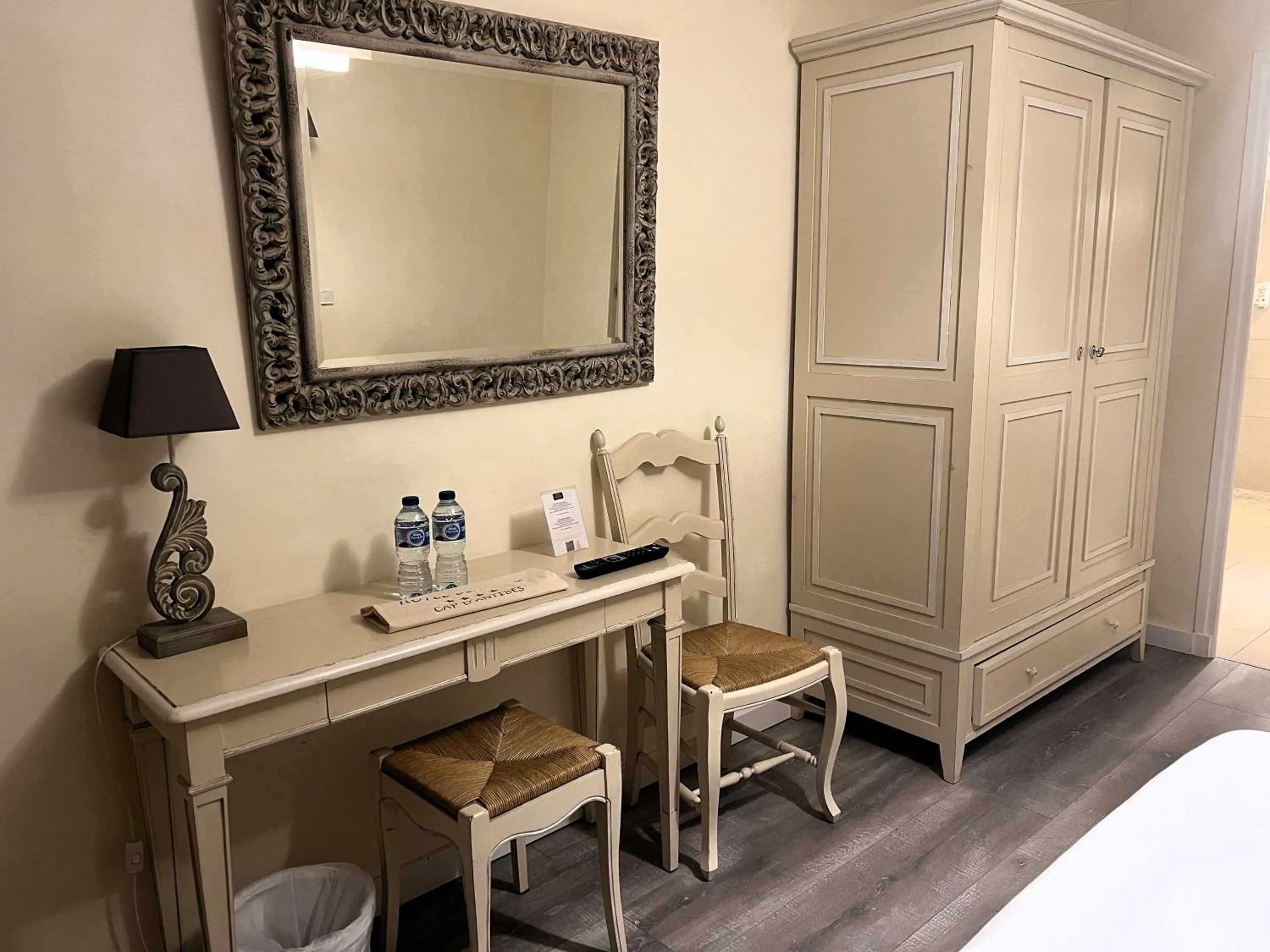 Seating area, Bed in Hôtel Beau Site - Cap d'Antibes