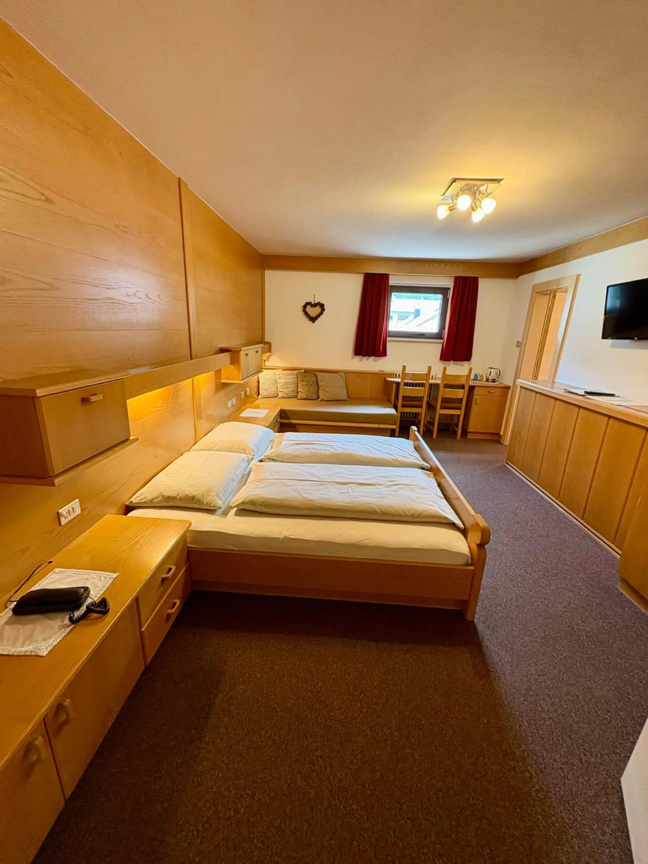 Photo of the whole room, Bed in Garni Apparthotel St Valentin