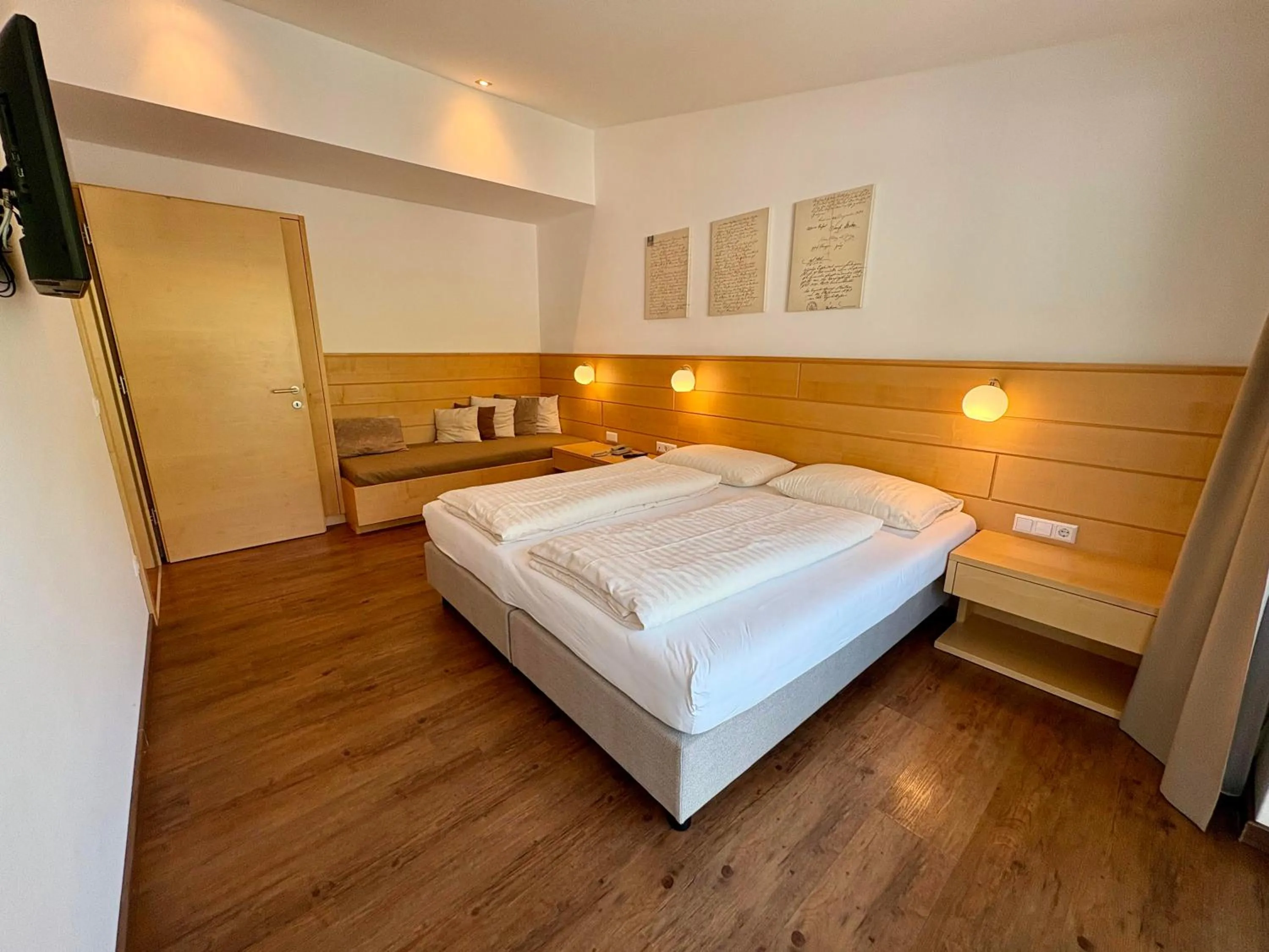Photo of the whole room, Bed in Garni Apparthotel St Valentin