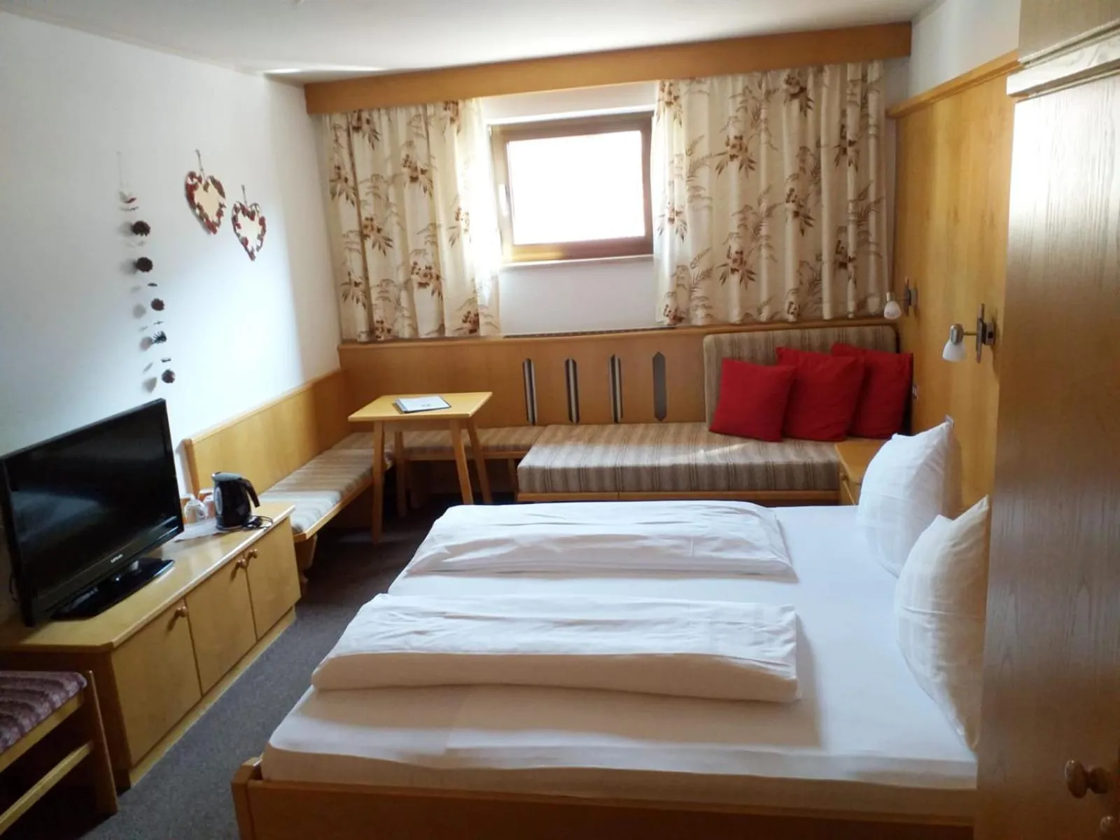 Photo of the whole room, Bed in Garni Apparthotel St Valentin