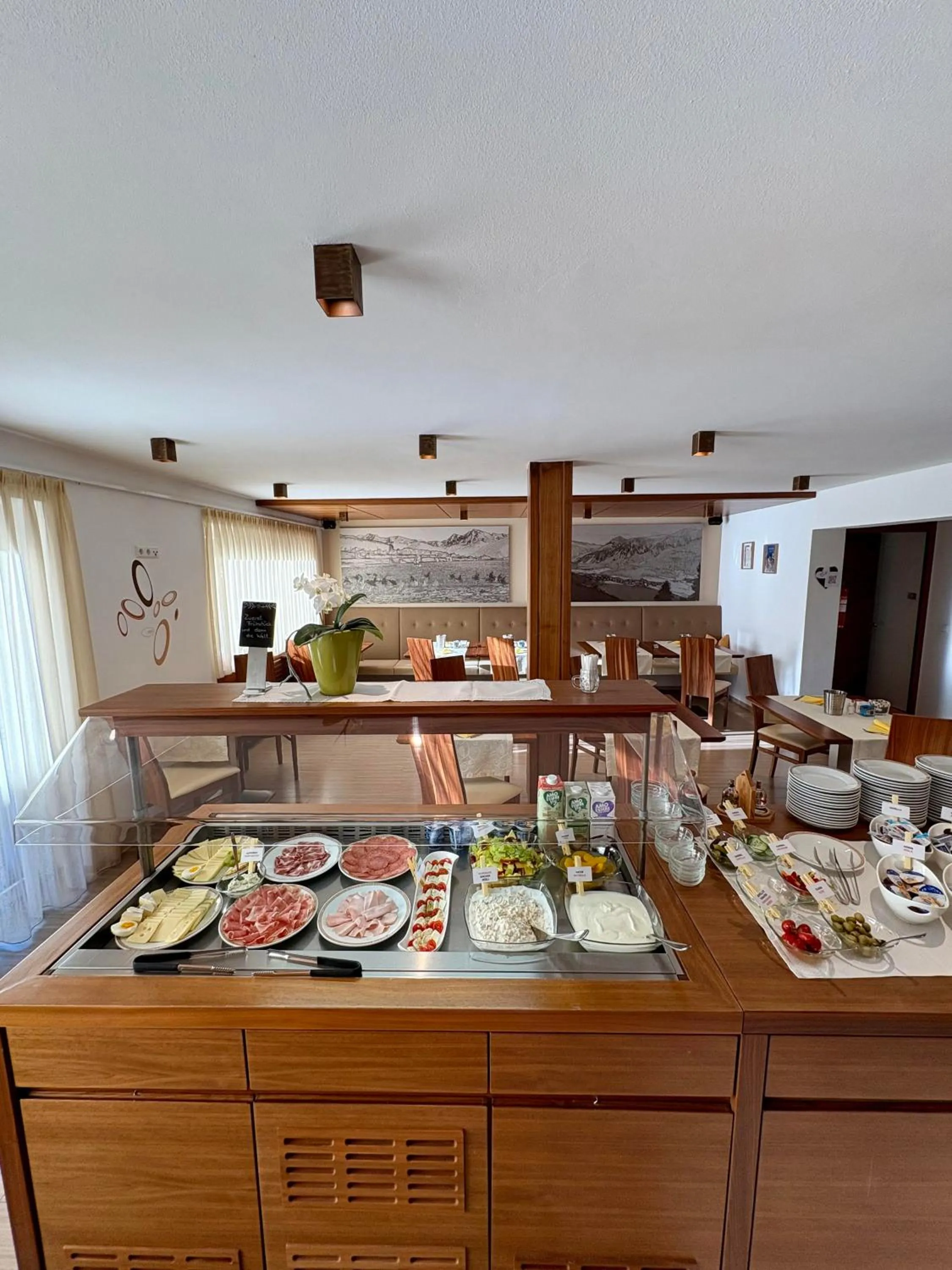 Breakfast in Garni Apparthotel St Valentin