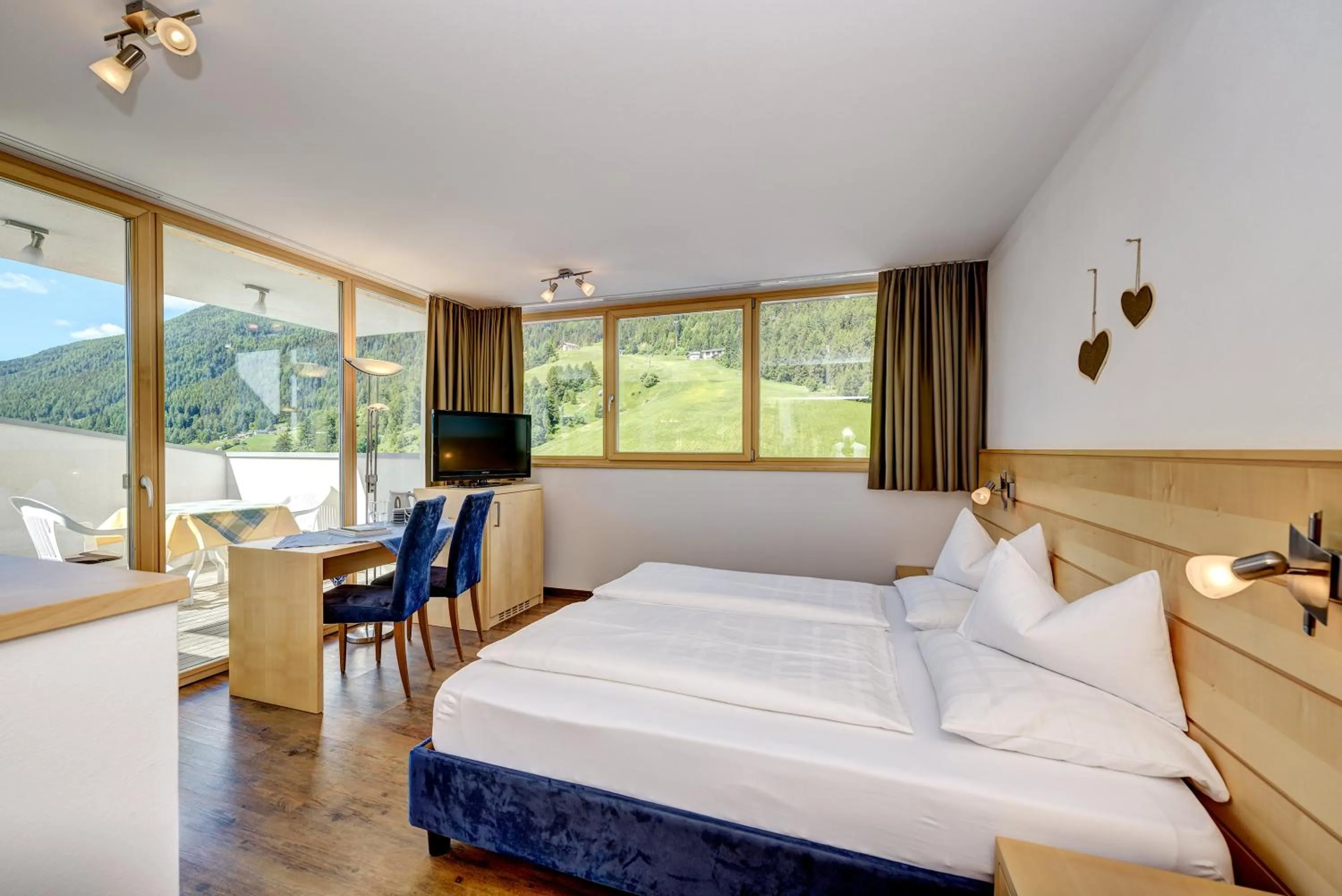 Photo of the whole room, Bed in Garni Apparthotel St Valentin