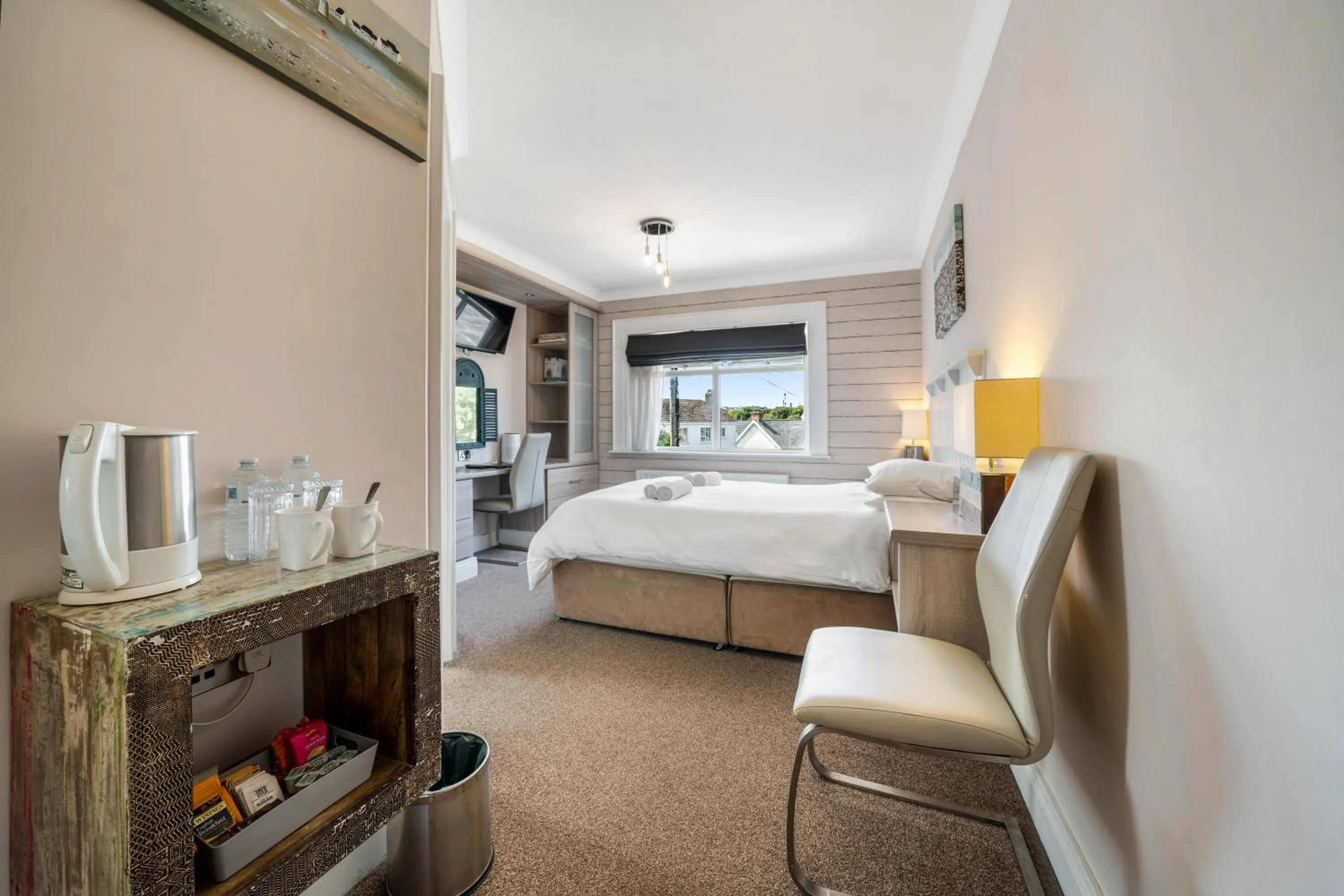 Photo of the whole room, Bed in Anvershiel House