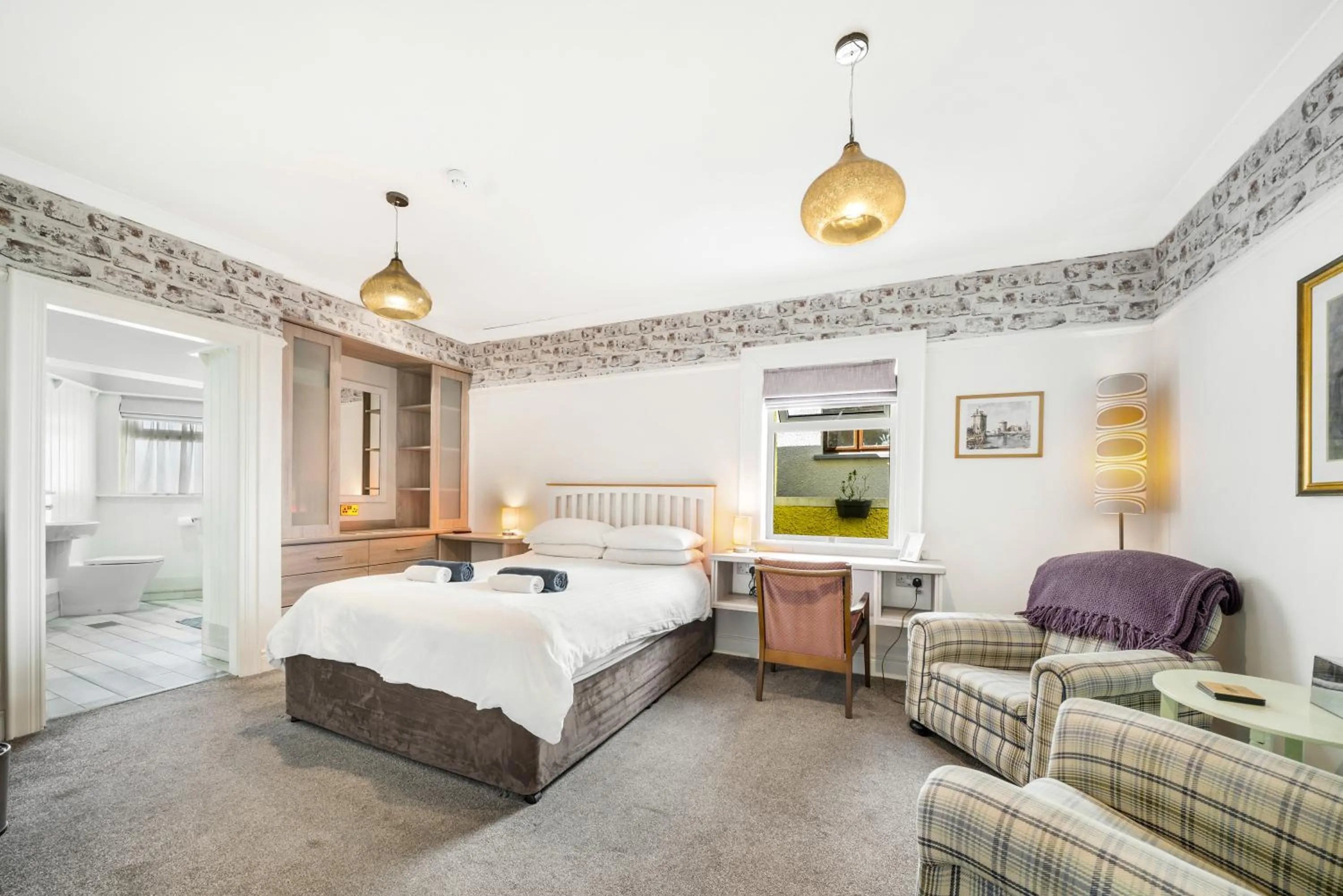 Photo of the whole room, Bed in Anvershiel House