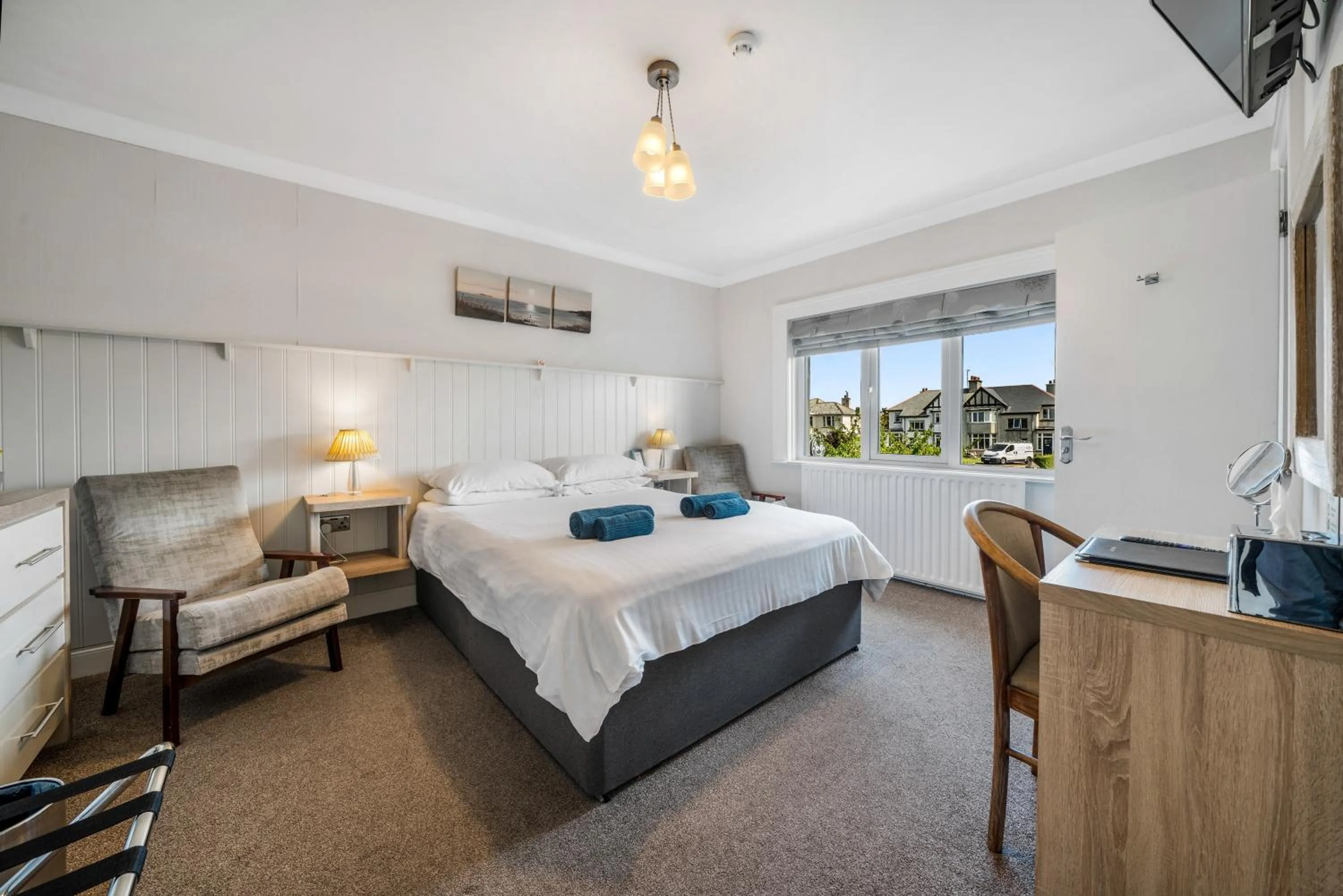 Photo of the whole room, Bed in Anvershiel House