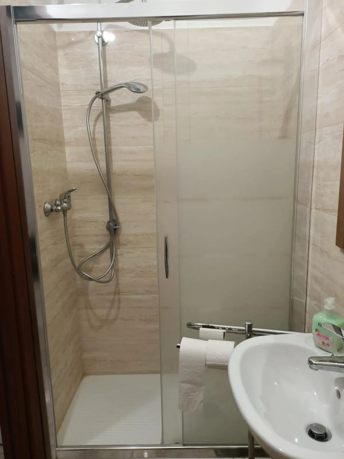 Shower in Hotel Emmy