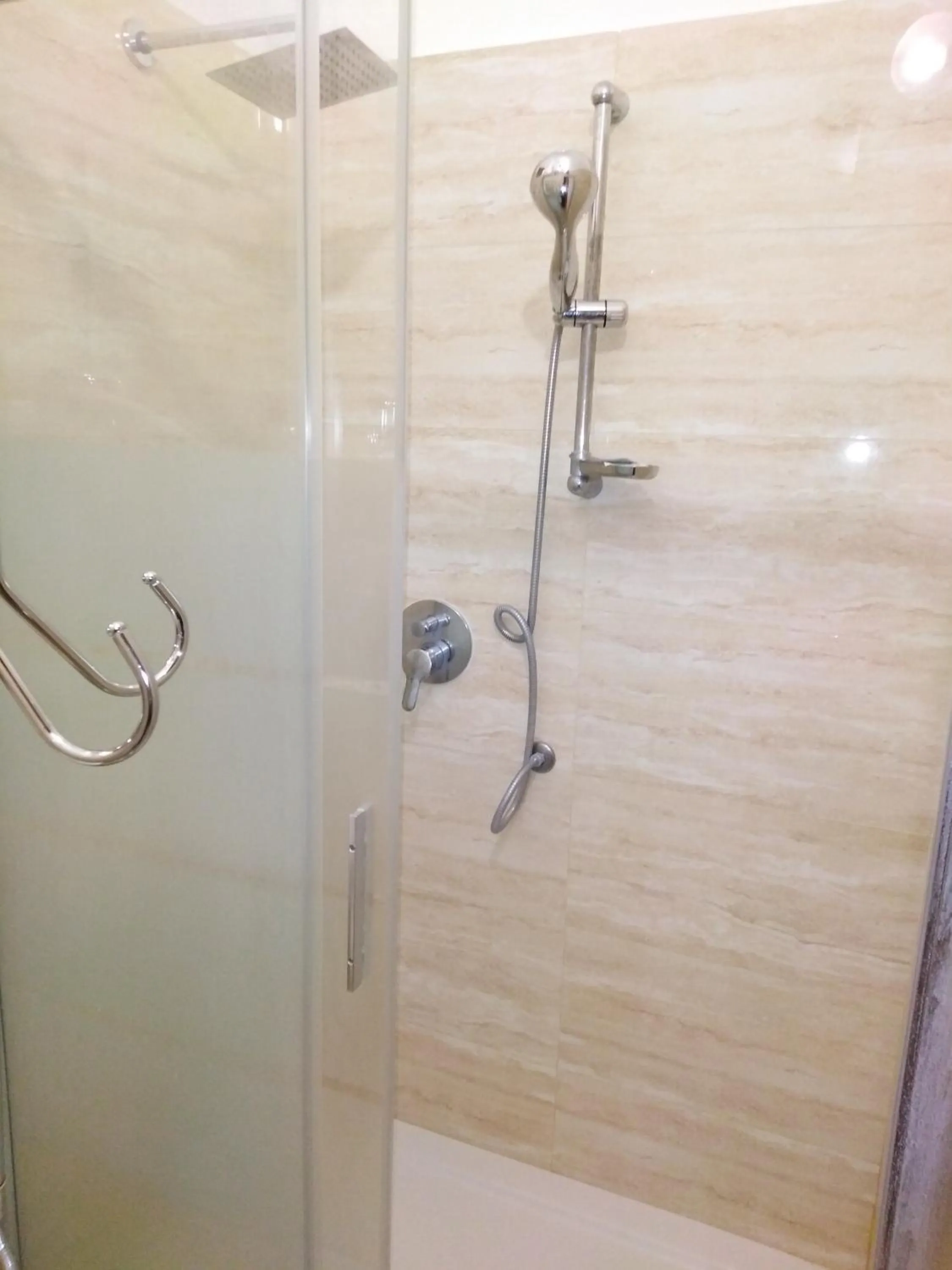 Shower in Hotel Emmy