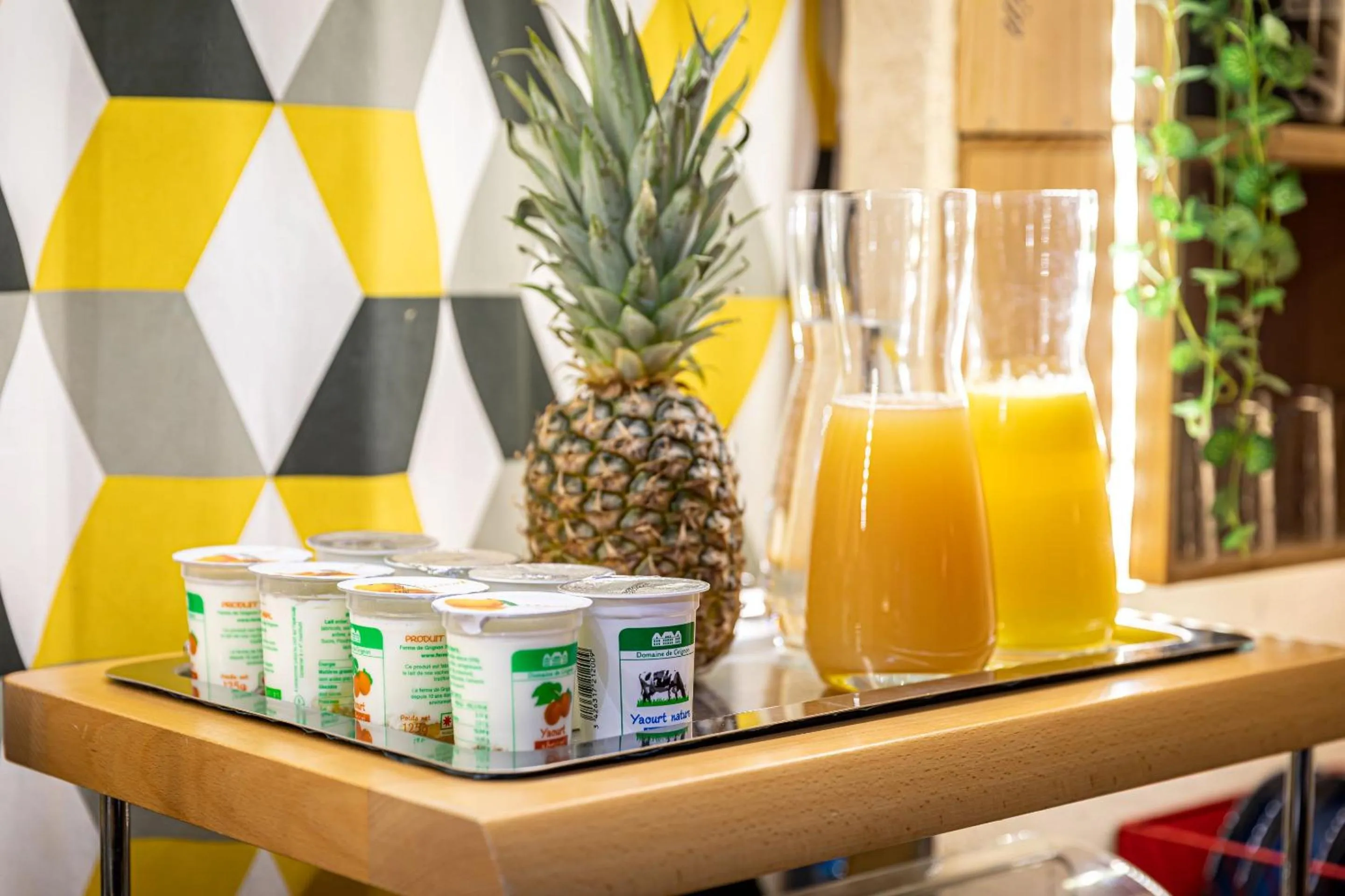 Food and drinks in Hotel Romance Malesherbes by Patrick Hayat