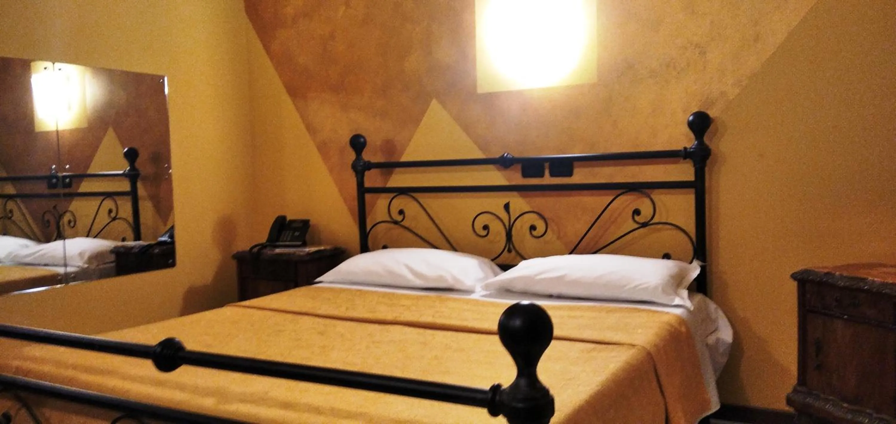 Bed in Hotel Motel Est