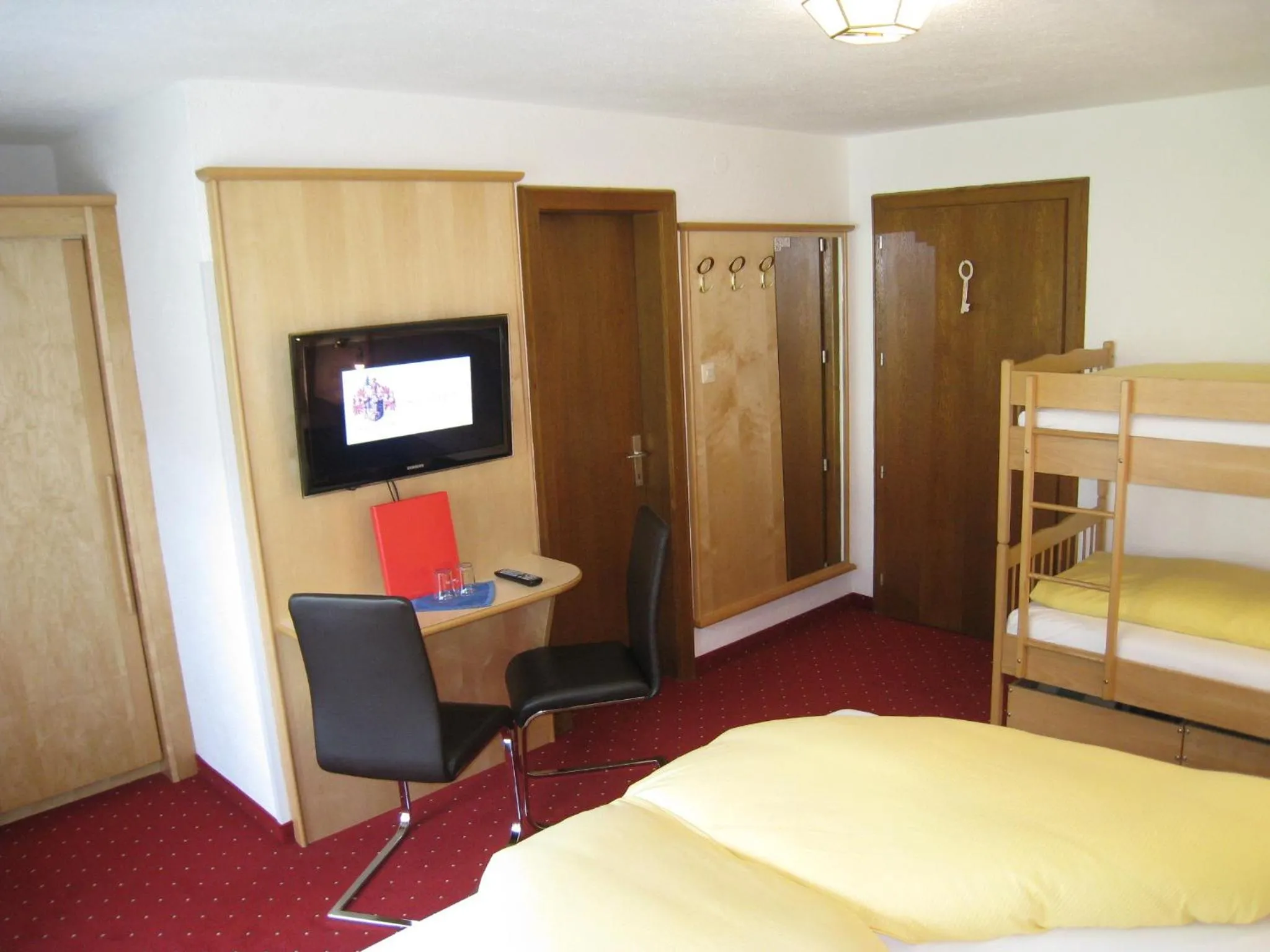 Shower, Bed in Lärchenhof Serfaus