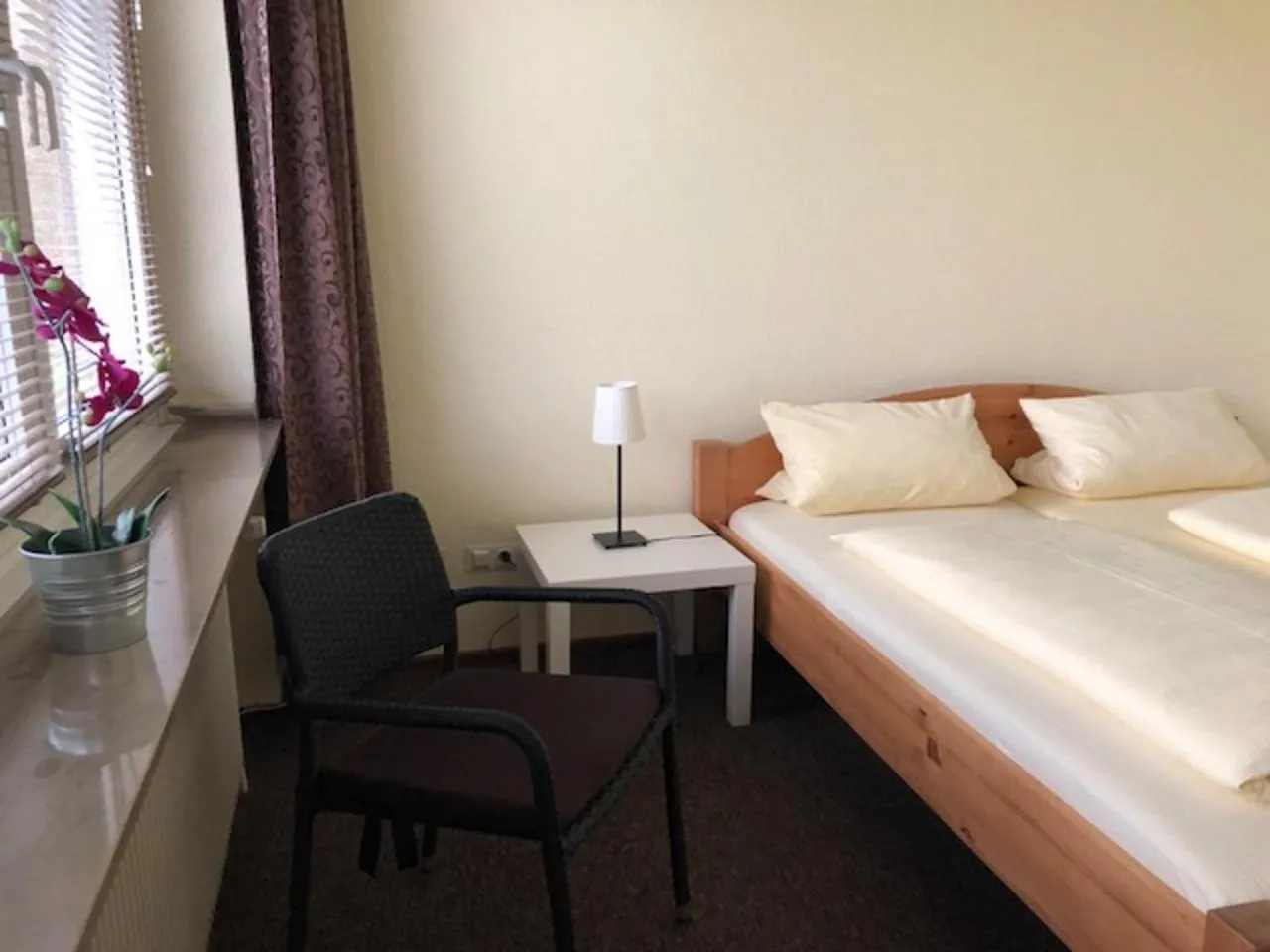 Photo of the whole room, Bed in Hotel am Siebenpfennigsknapp