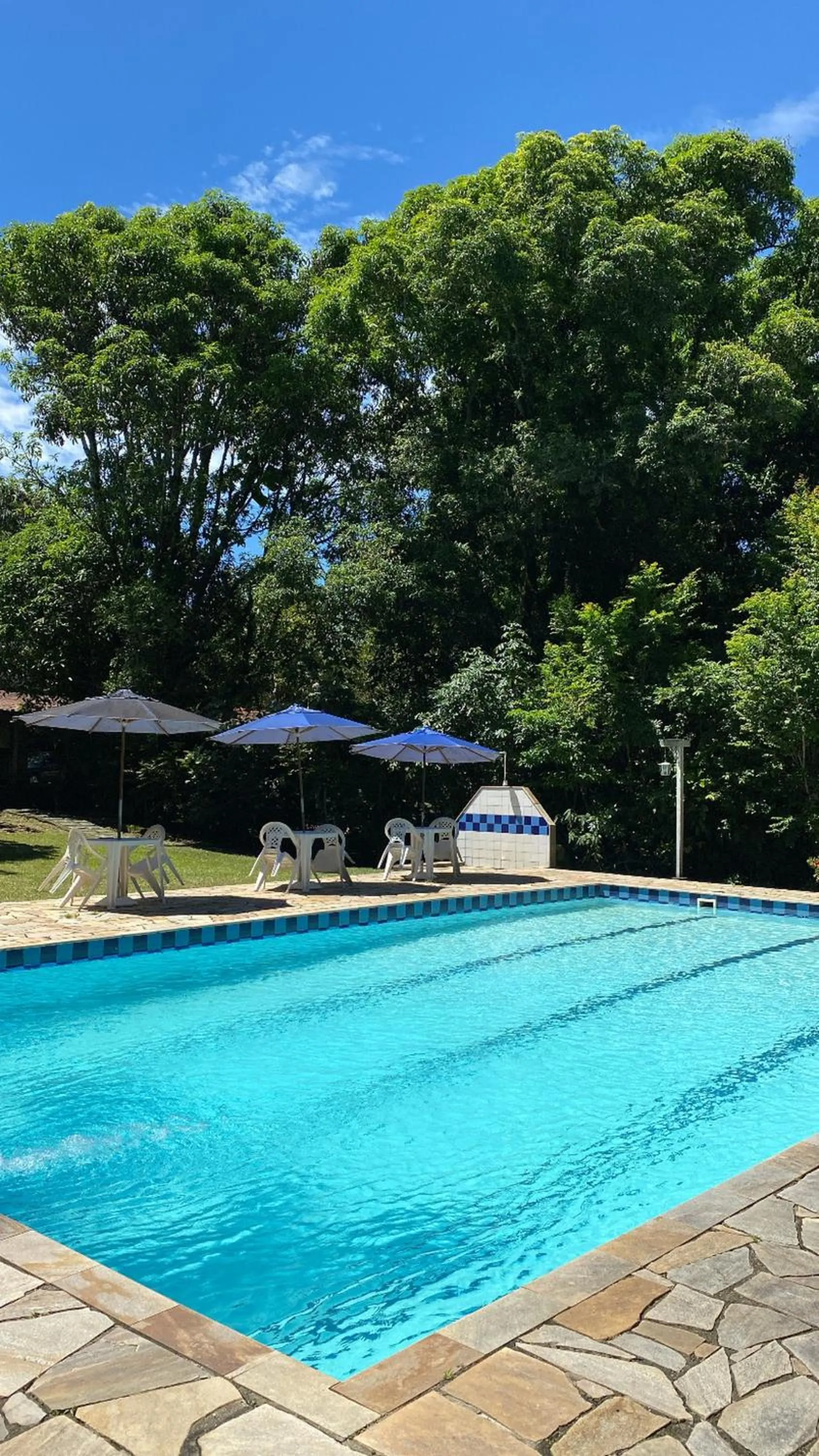 Swimming pool in Pousada Ypê Amarelo