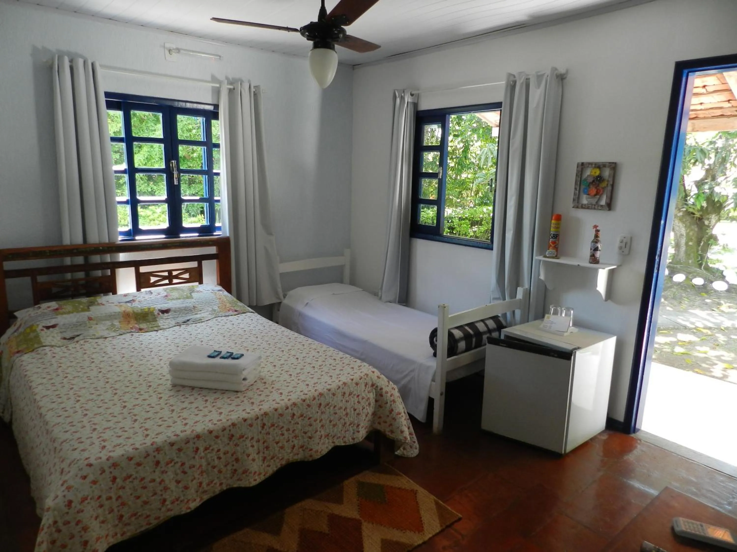 Photo of the whole room, Bed in Pousada Ypê Amarelo