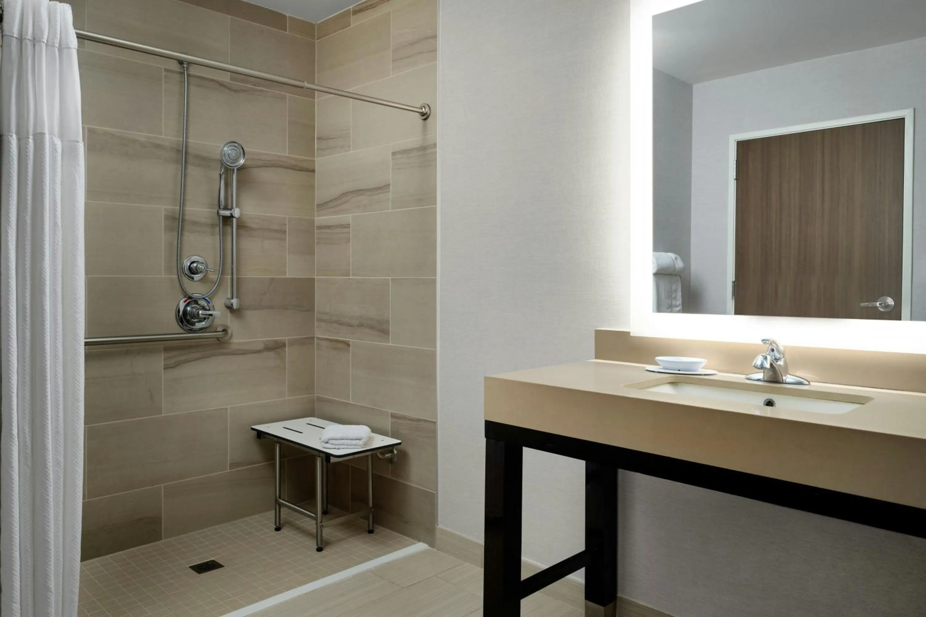 Bathroom in Courtyard by Marriott Dallas DFW Airport North/Grapevine