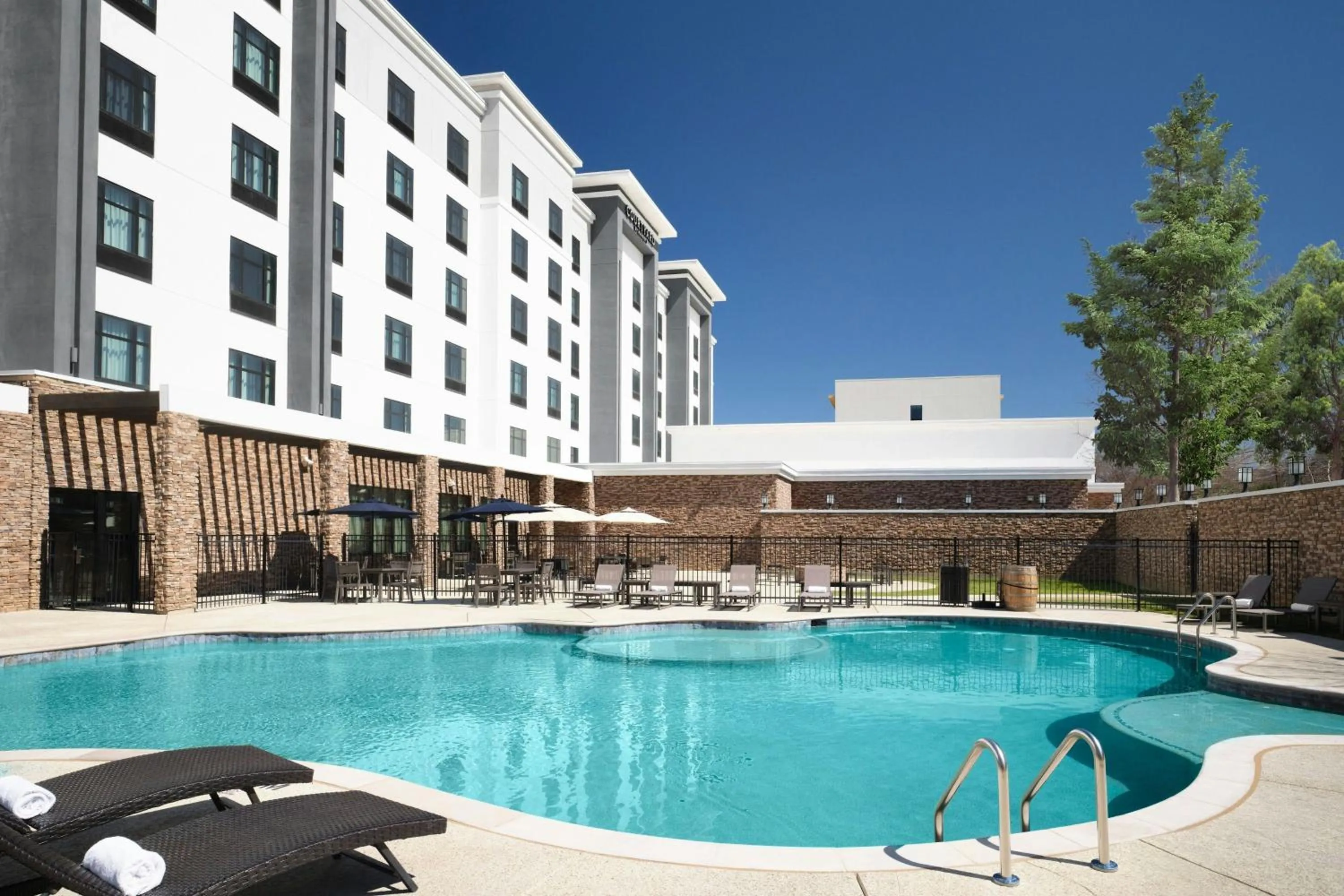 Swimming pool in Courtyard by Marriott Dallas DFW Airport North/Grapevine