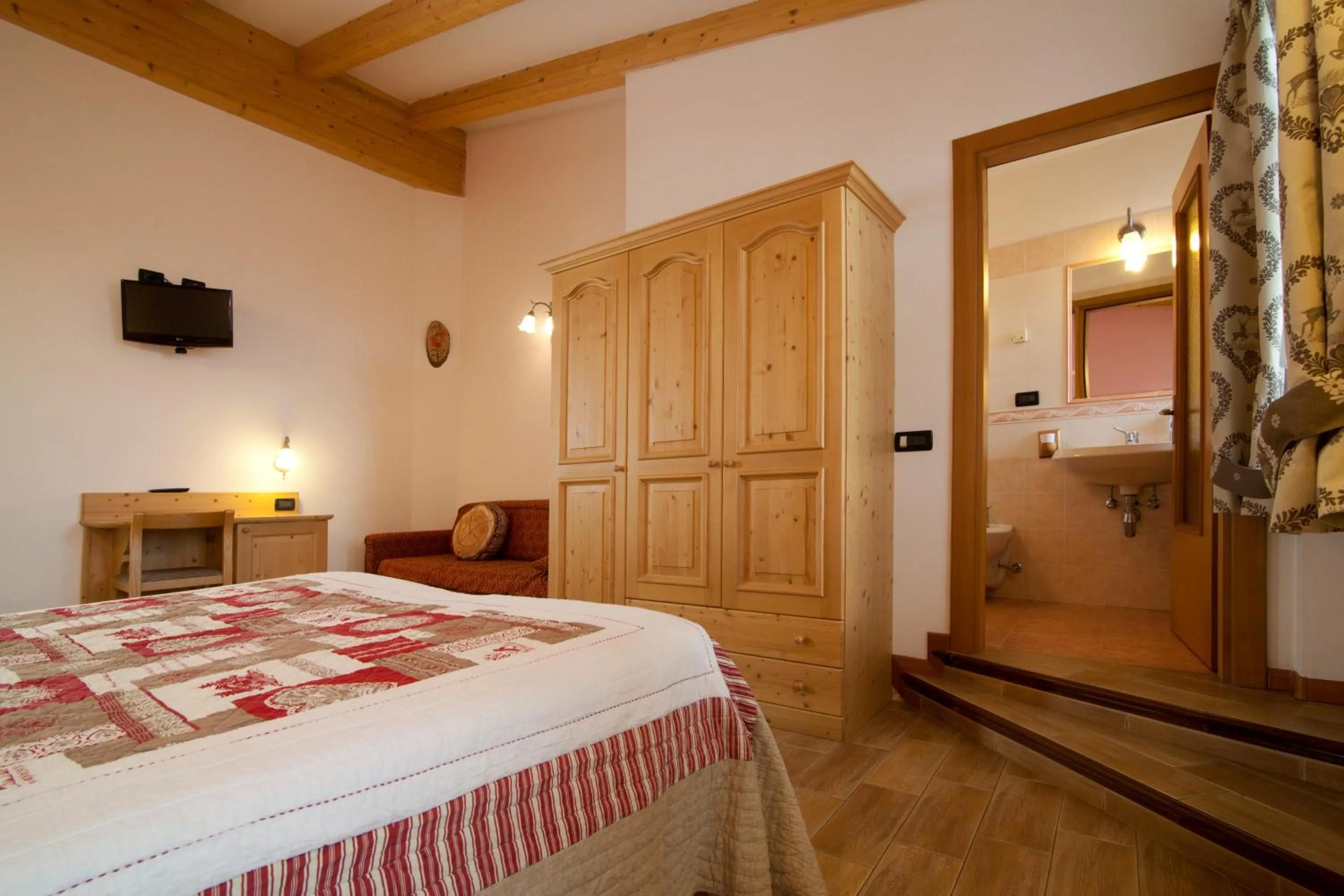 Living room, Bed in Hotel Sport
