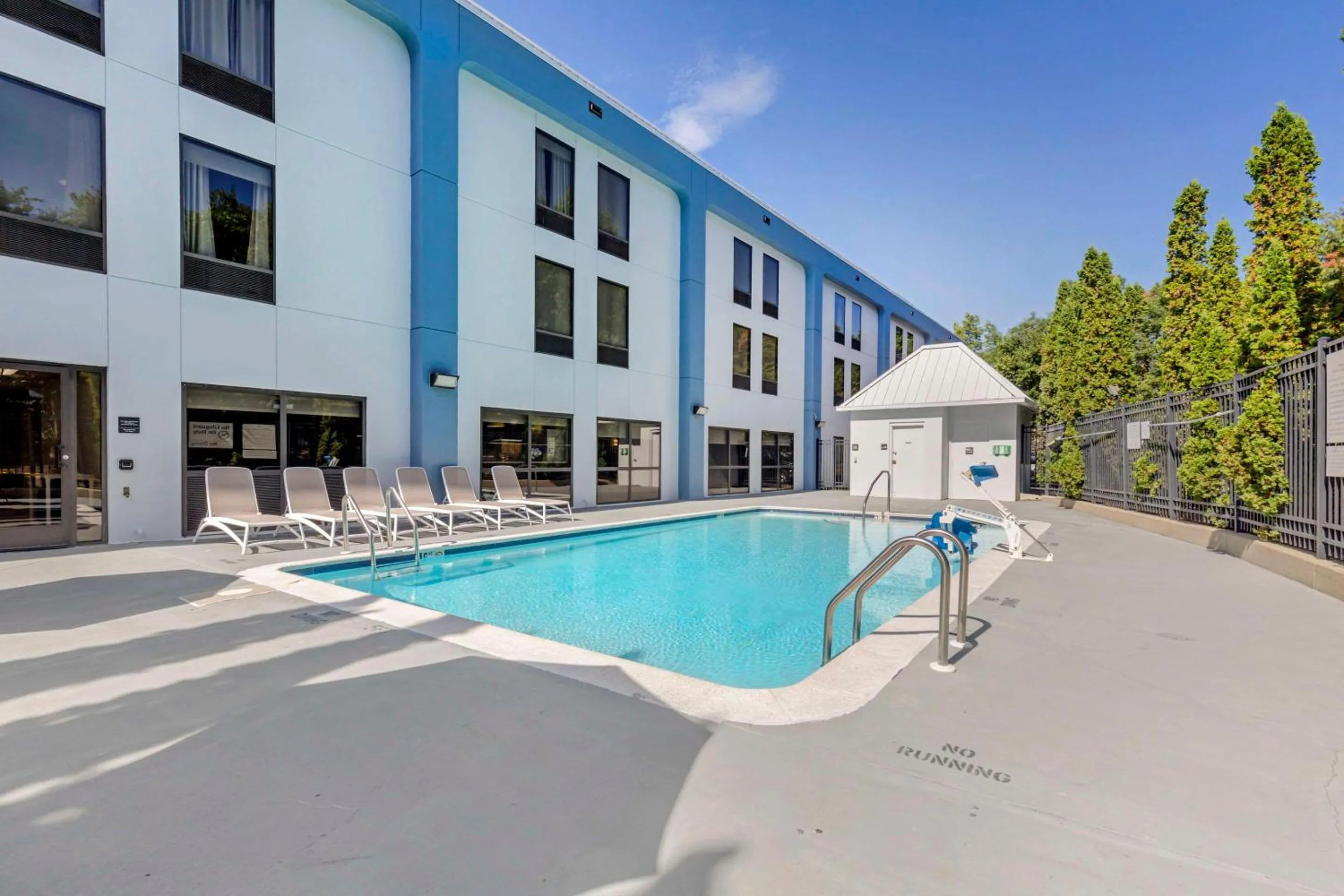 Swimming pool in Comfort Inn Laurel - Fort Meade