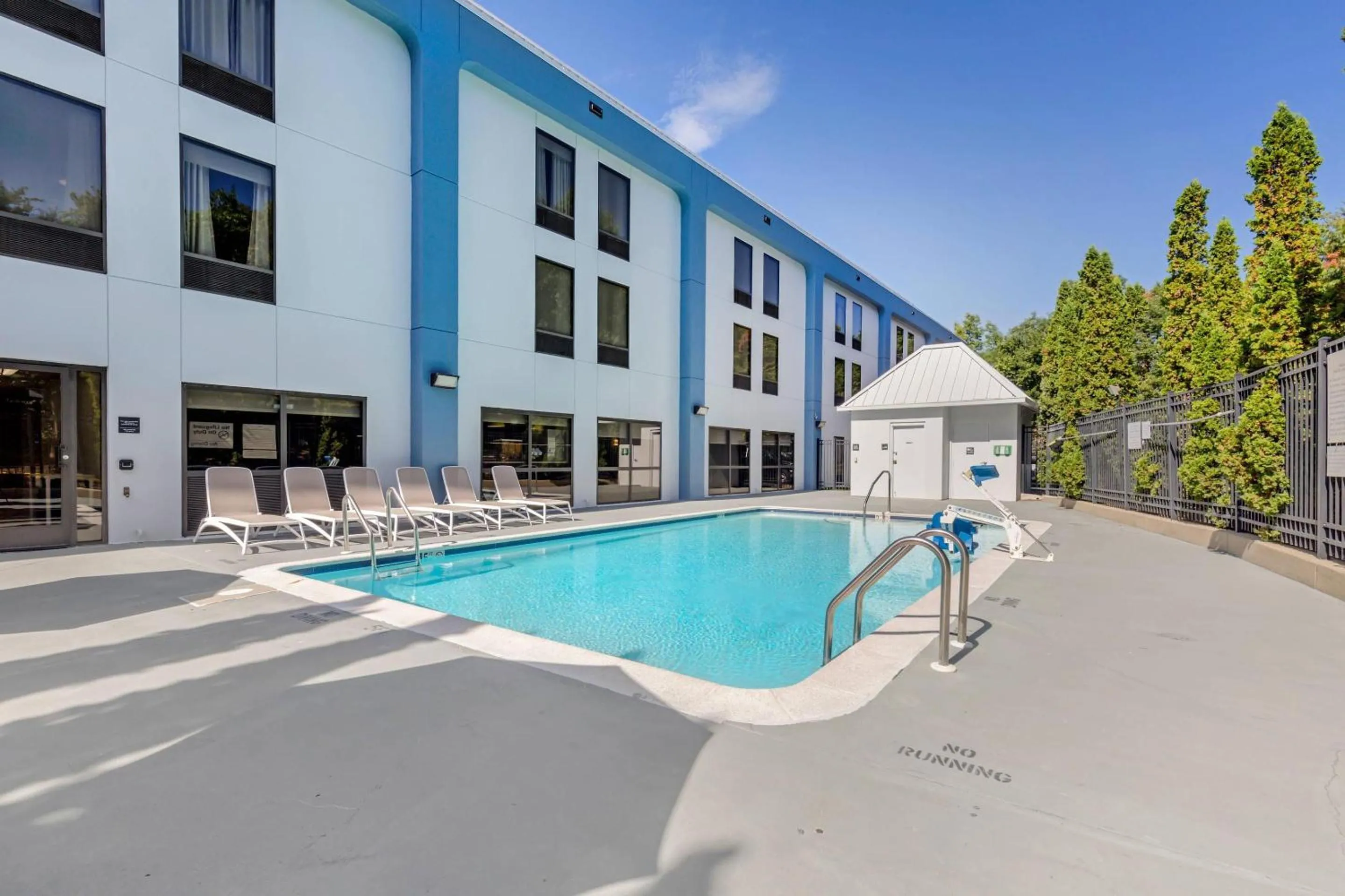Swimming pool in Comfort Inn Laurel - Fort Meade
