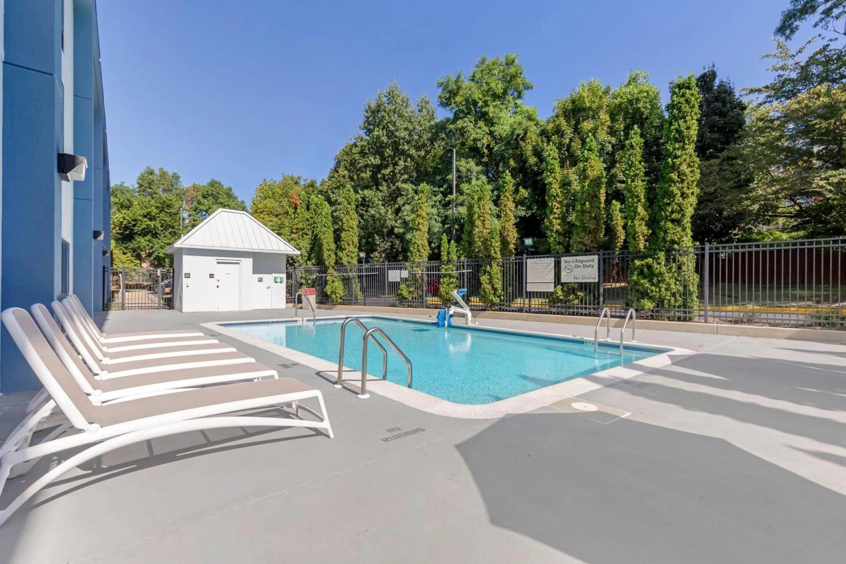 Swimming pool in Comfort Inn Laurel - Fort Meade