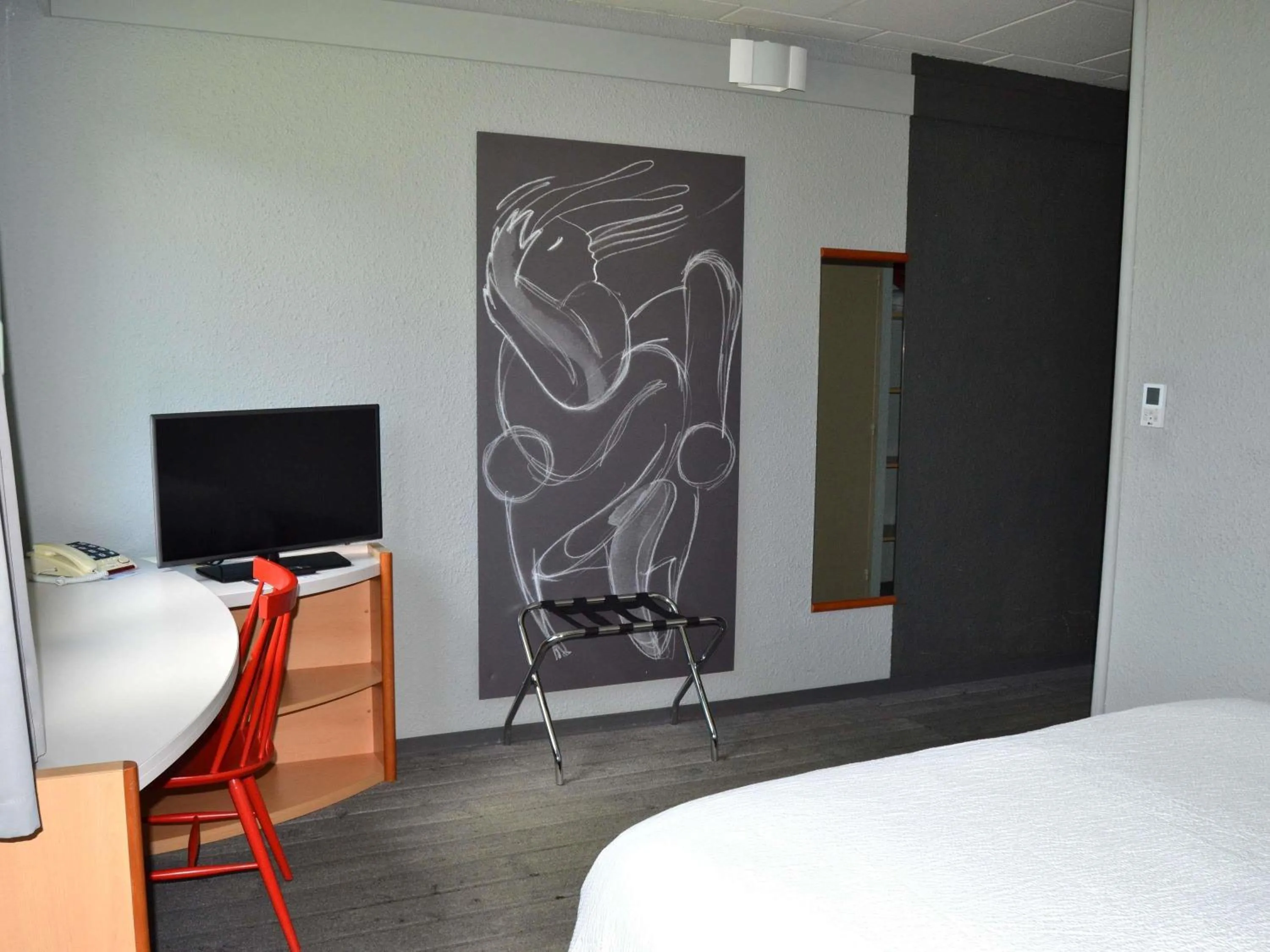 Bedroom, Bed in ibis Egletons