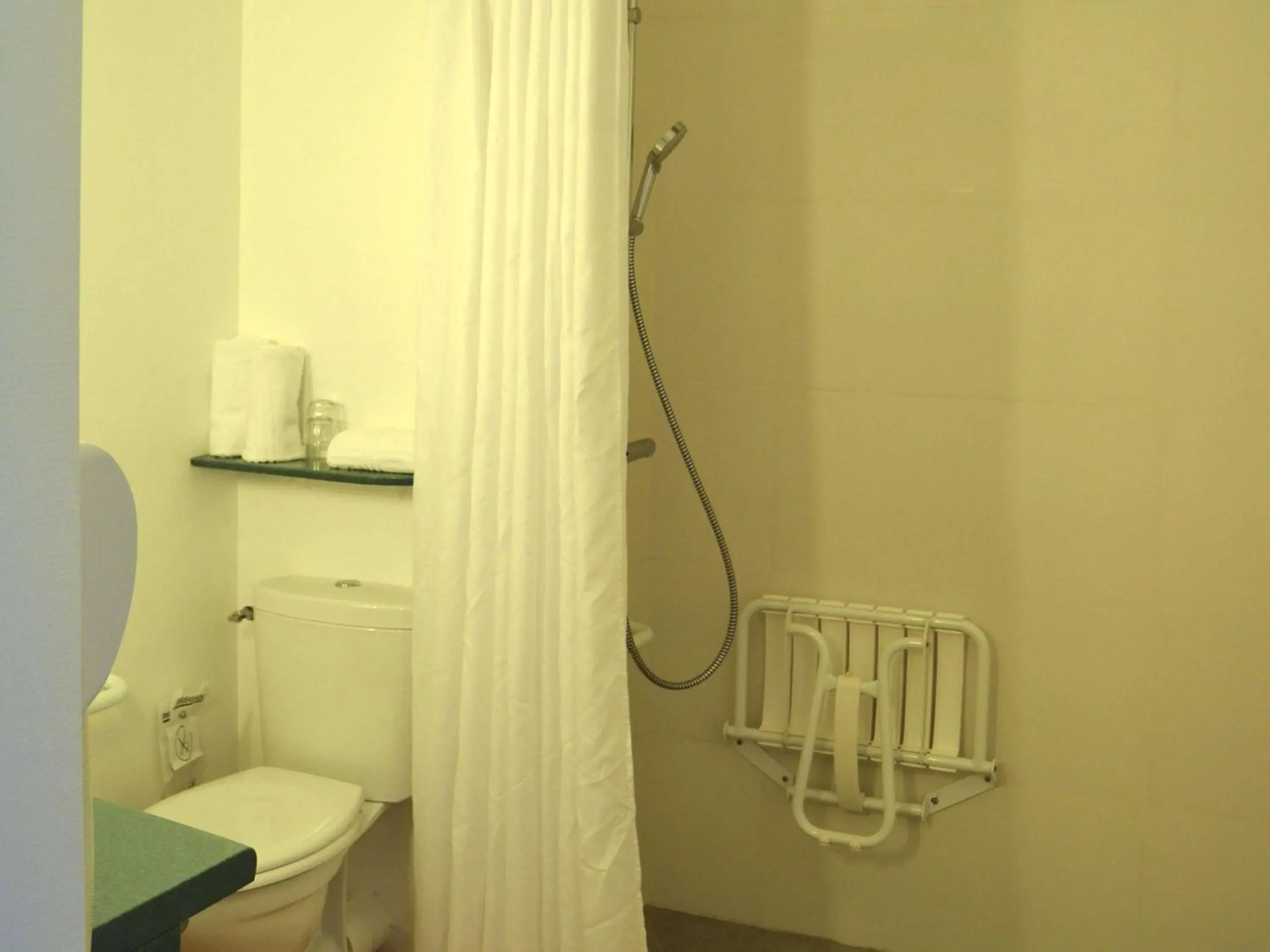 Bathroom in ibis Egletons Bathroom in ibis Egletons