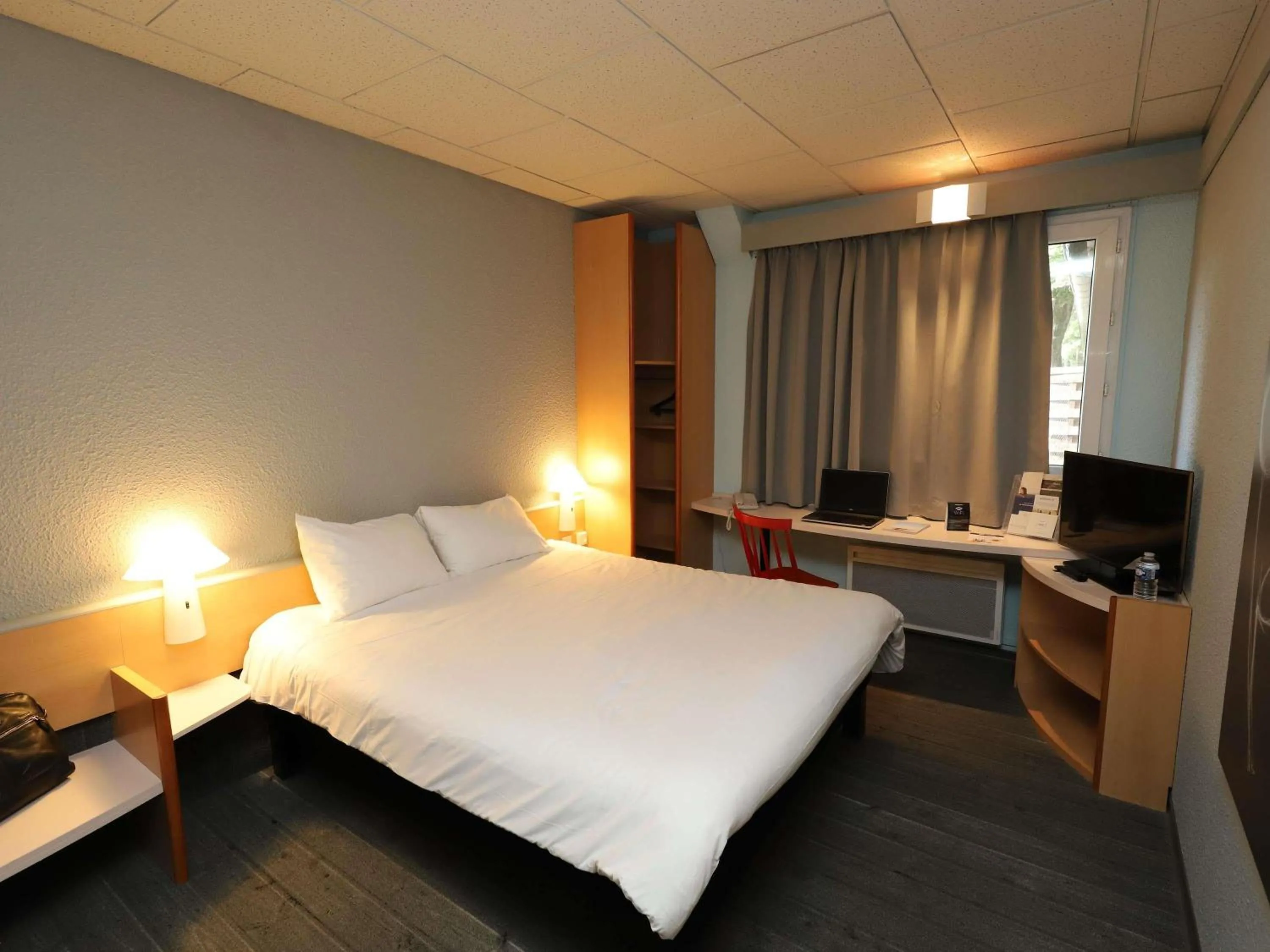 Bedroom, Bed in ibis Egletons