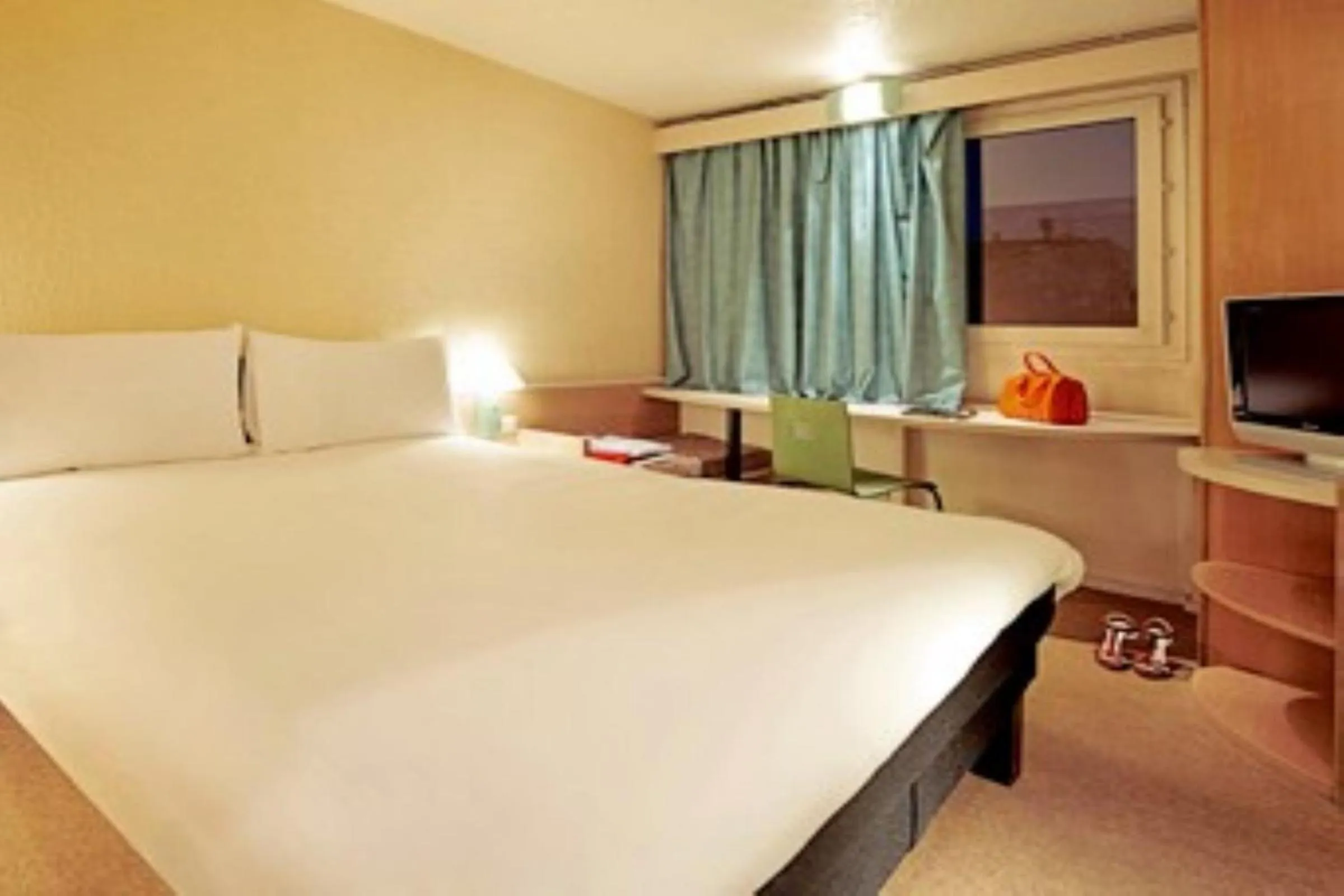 Bed in ibis Egletons