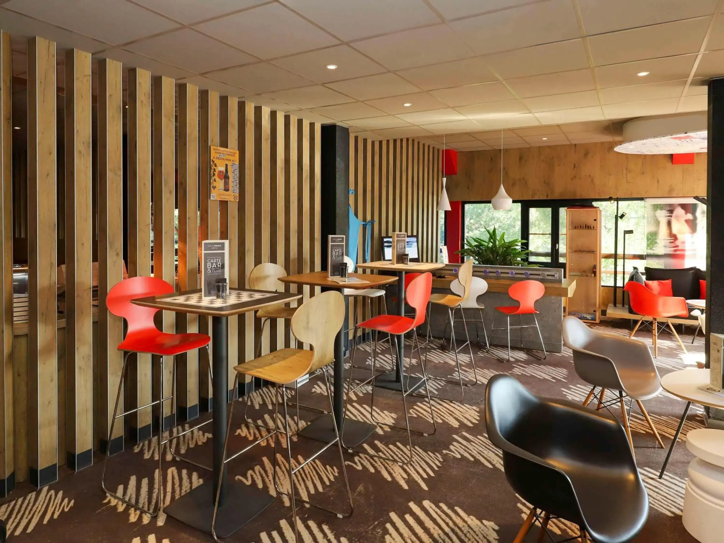 Lounge or bar in ibis Egletons Lounge or bar in ibis Egletons
