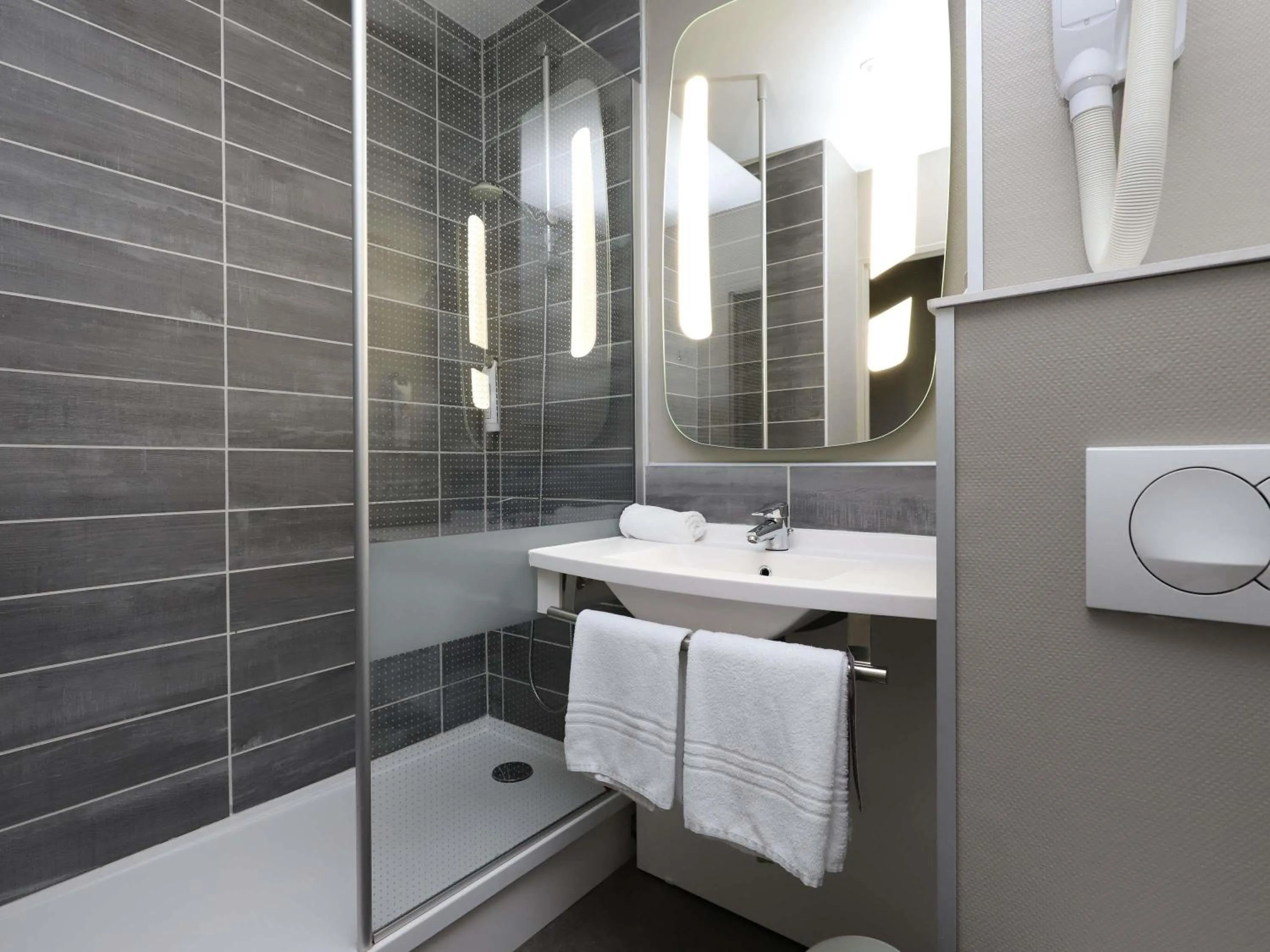 Bedroom in ibis Egletons