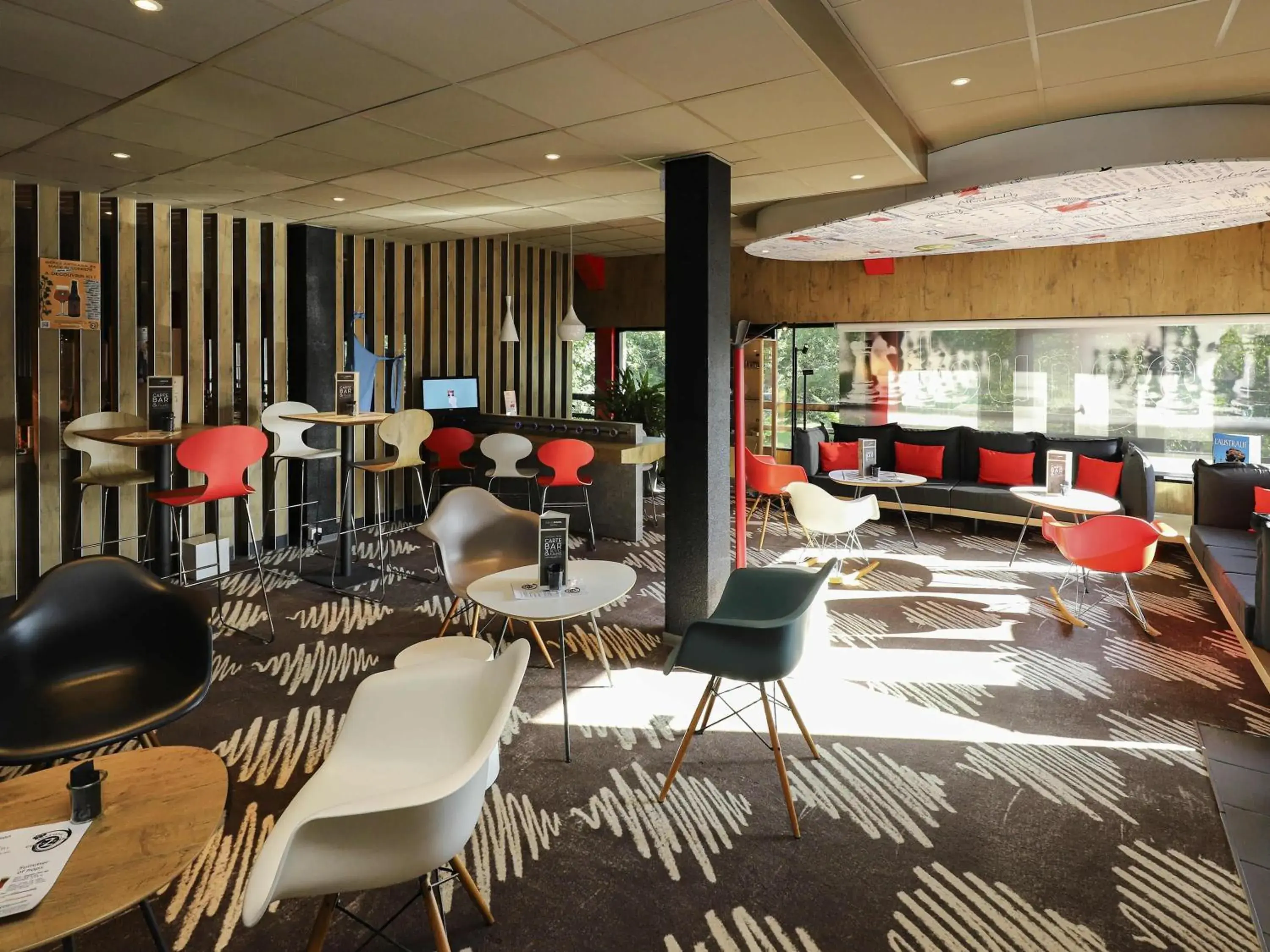 Lounge or bar in ibis Egletons Lounge or bar in ibis Egletons