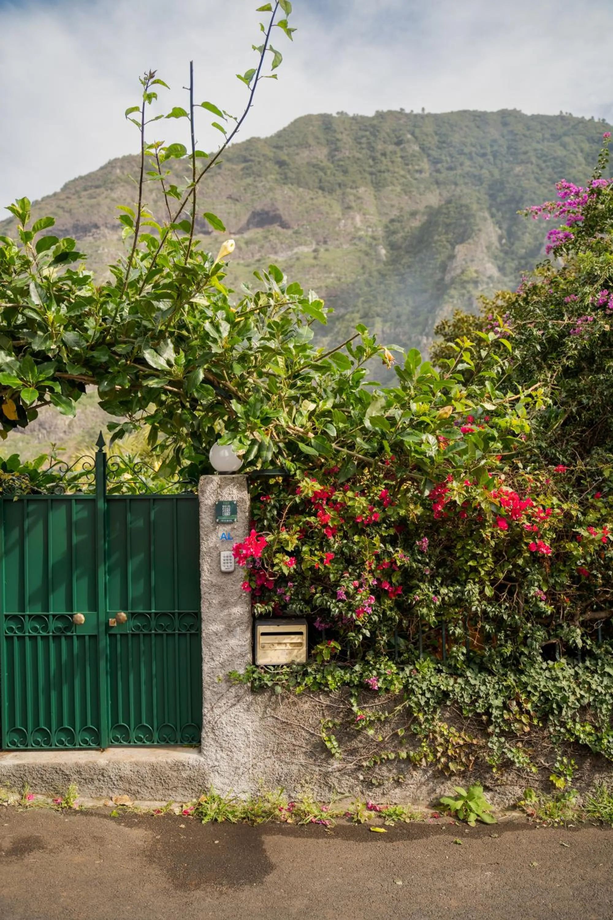Facade/entrance in Madeira Surf Lodge