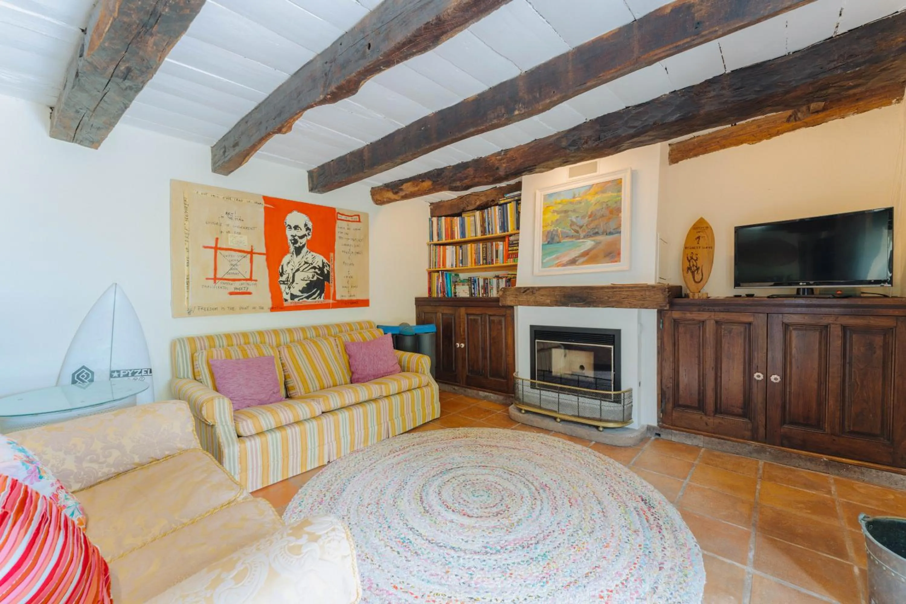 Communal lounge/ TV room in Madeira Surf Lodge