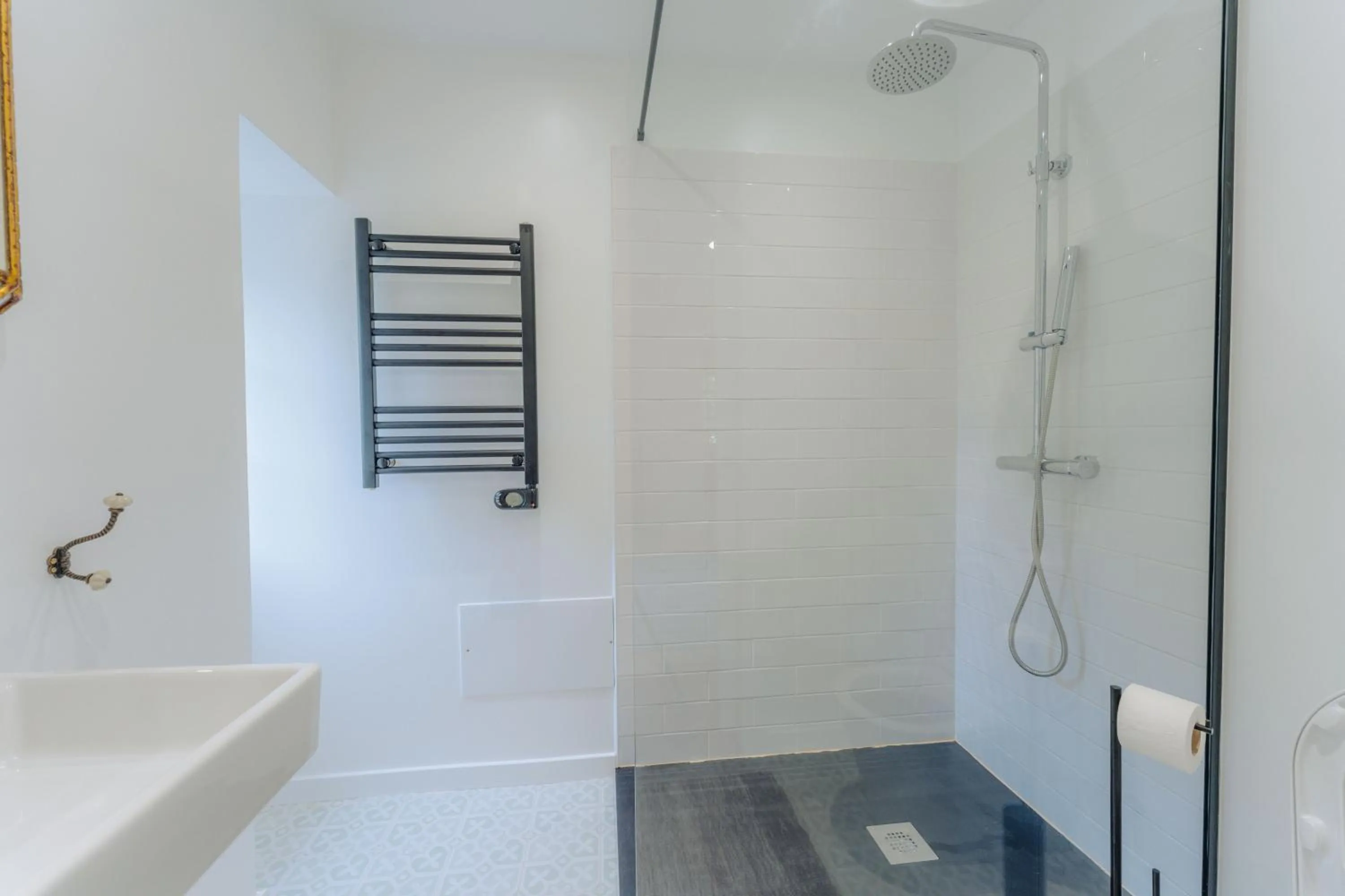 Shower in Madeira Surf Lodge