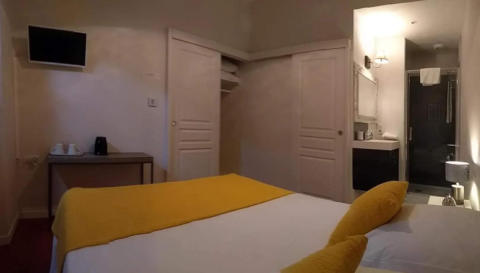 TV and multimedia, Bed in Mas de Camejean